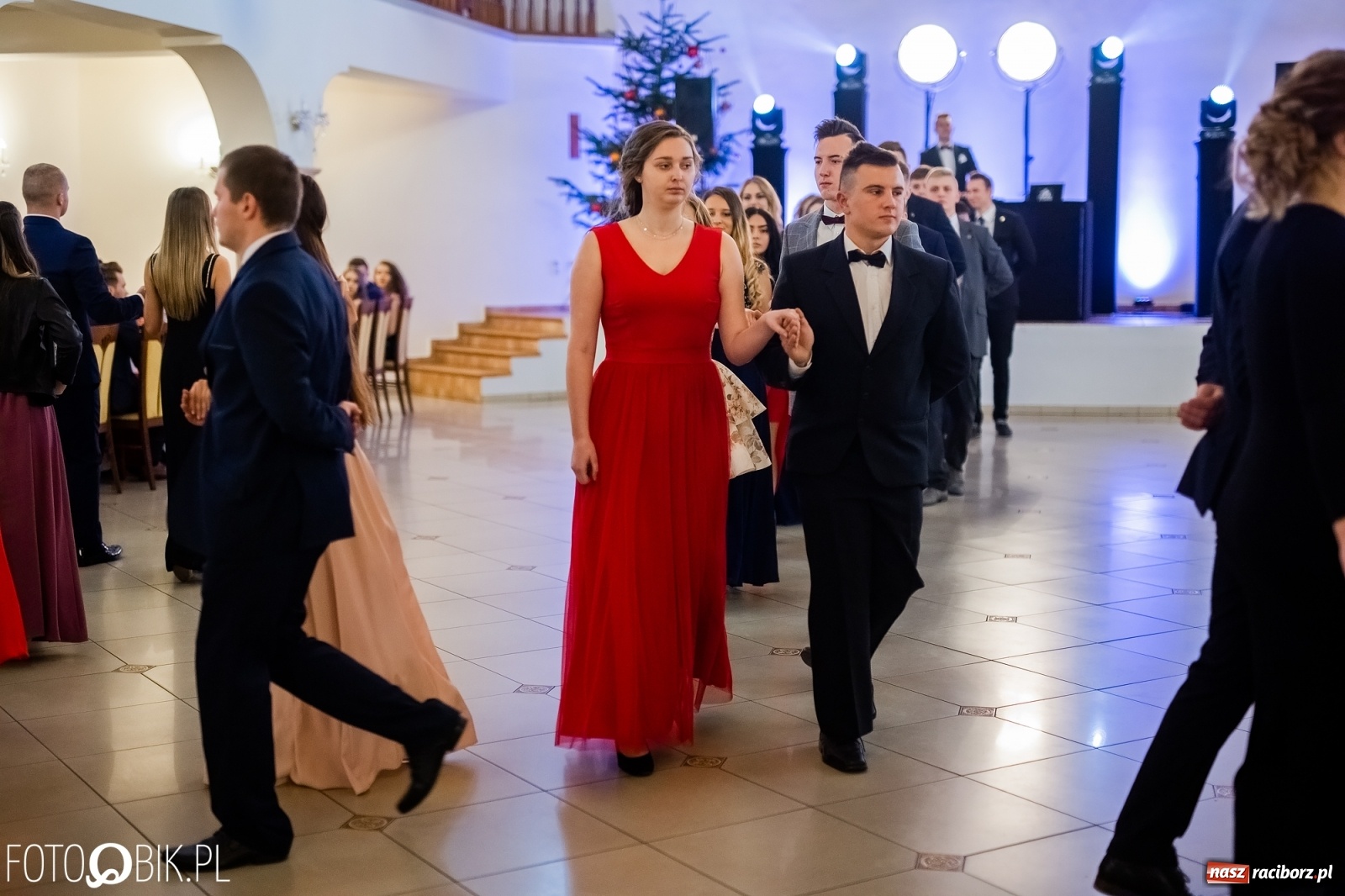 Zdjęcie w galerii na portalu naszraciborz.pl: Maturzyści z Mechanika wyszli do studniówkowego poloneza [FOTO i WIDEO] wiadomości z regionu