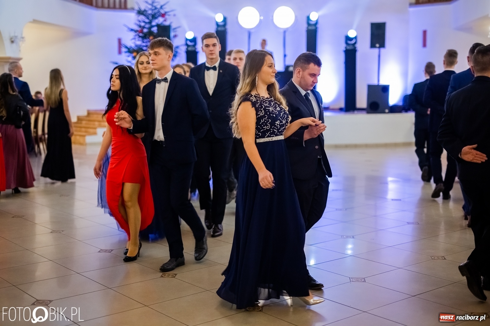 Zdjęcie w galerii na portalu naszraciborz.pl: Maturzyści z Mechanika wyszli do studniówkowego poloneza [FOTO i WIDEO] wiadomości z regionu