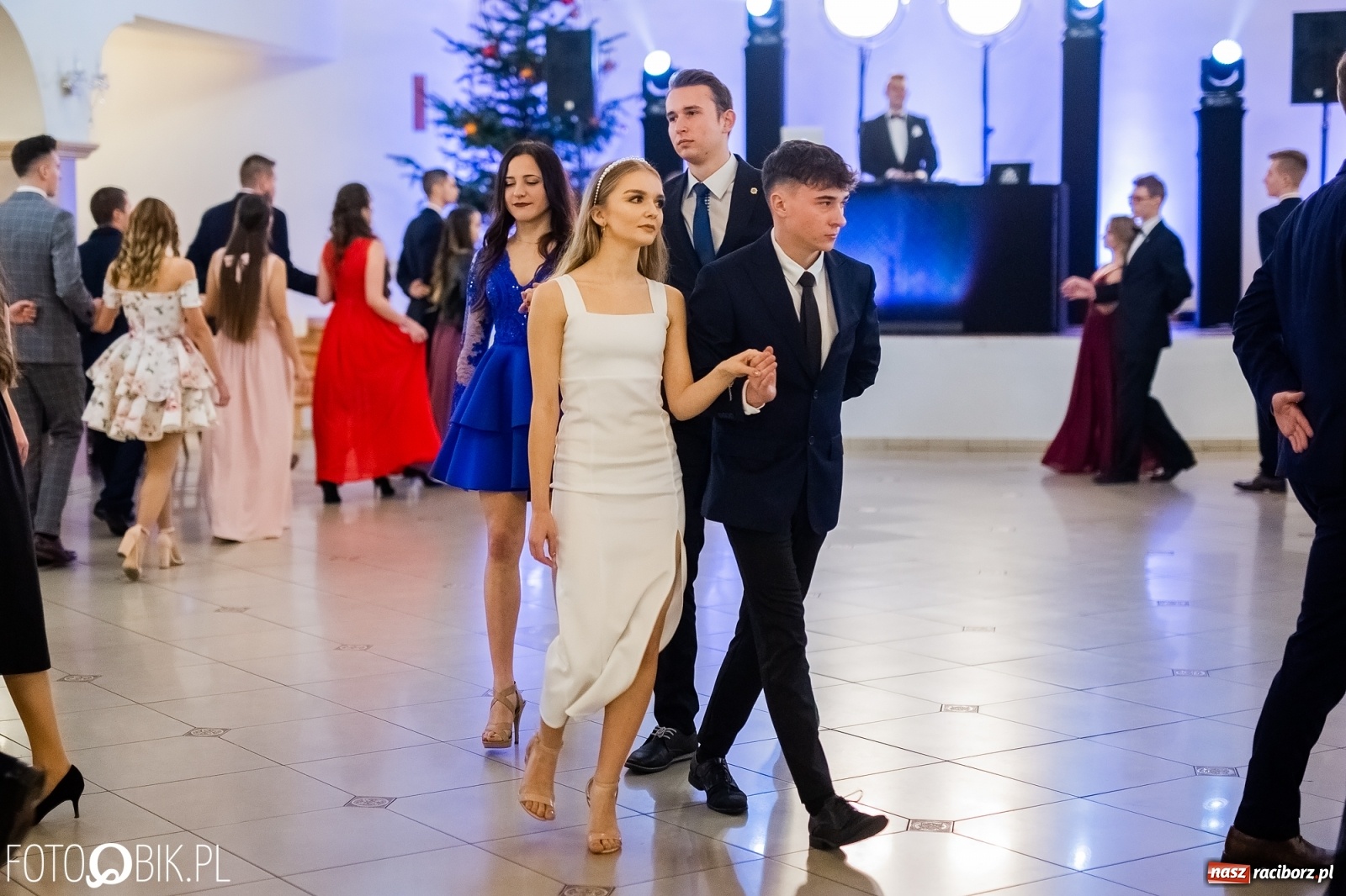 Zdjęcie w galerii na portalu naszraciborz.pl: Maturzyści z Mechanika wyszli do studniówkowego poloneza [FOTO i WIDEO] wiadomości z regionu