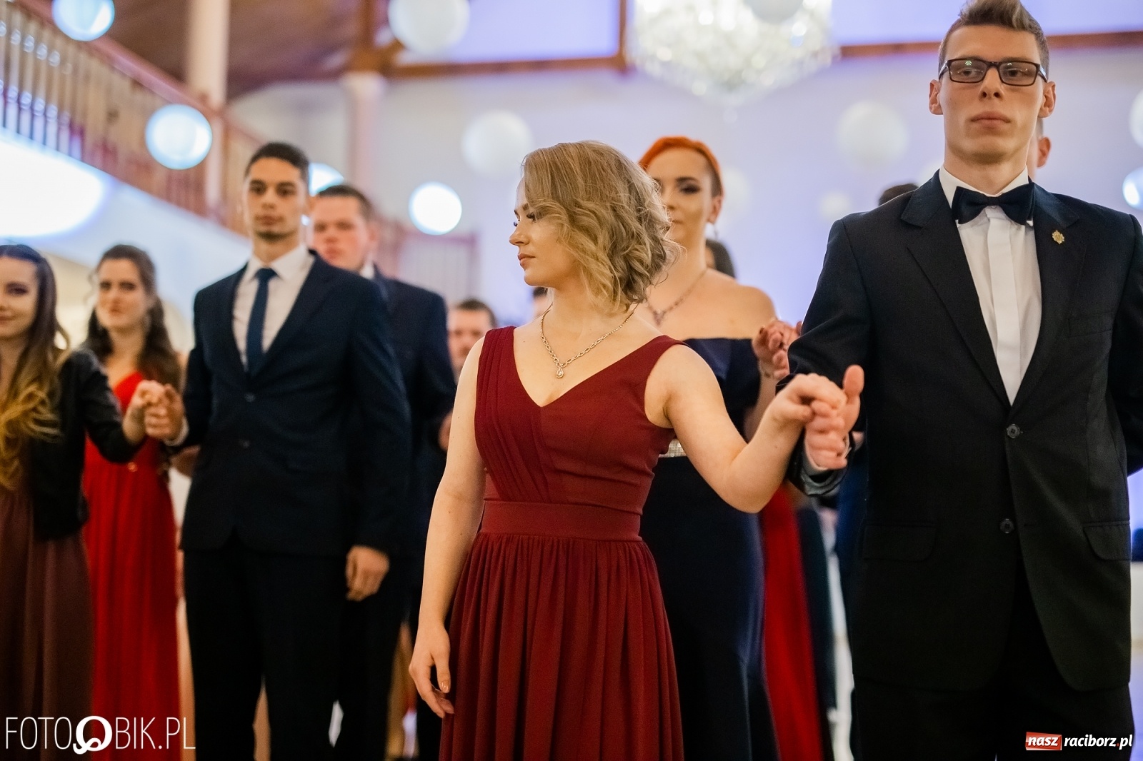 Zdjęcie w galerii na portalu naszraciborz.pl: Maturzyści z Mechanika wyszli do studniówkowego poloneza [FOTO i WIDEO] wiadomości z regionu