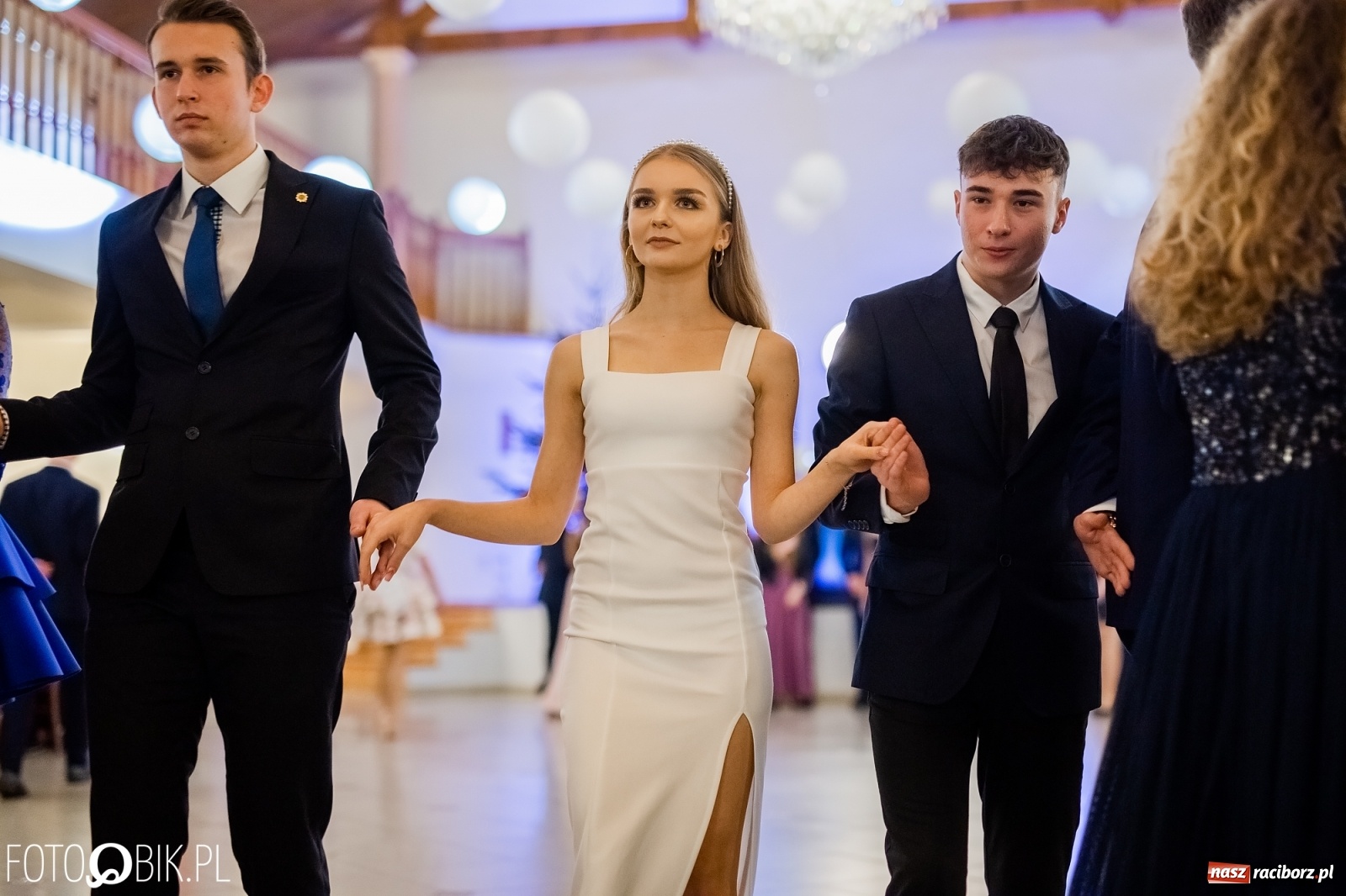 Zdjęcie w galerii na portalu naszraciborz.pl: Maturzyści z Mechanika wyszli do studniówkowego poloneza [FOTO i WIDEO] wiadomości z regionu