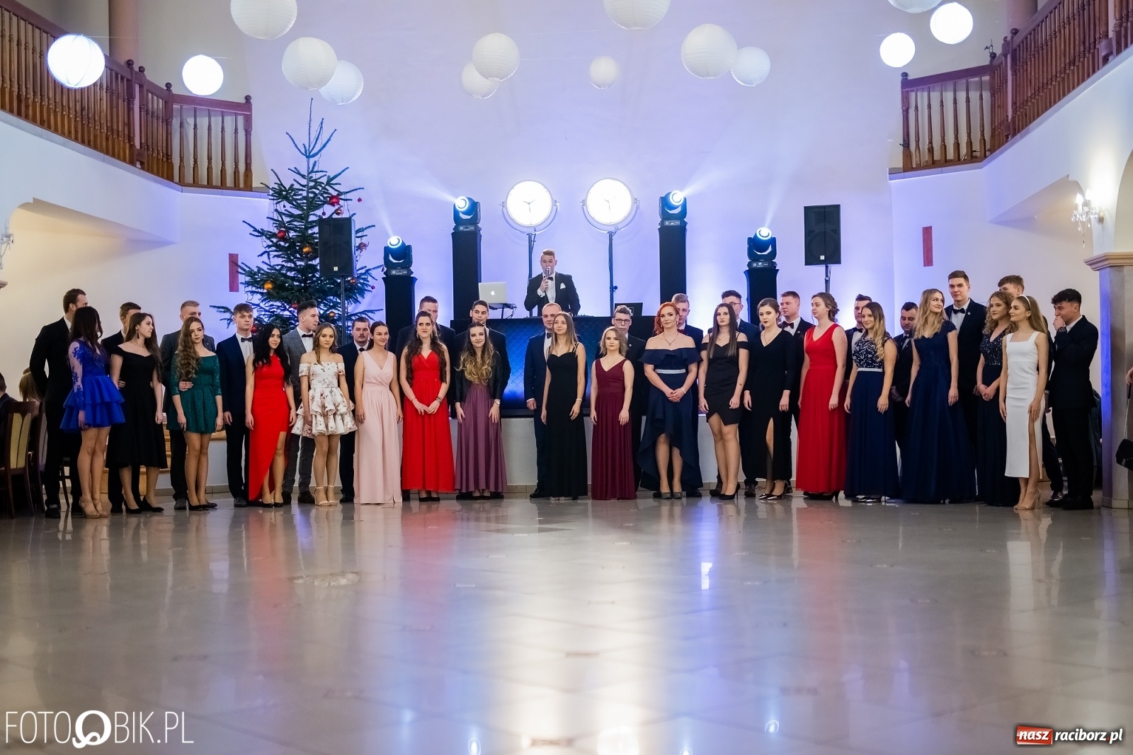 Zdjęcie w galerii na portalu naszraciborz.pl: Maturzyści z Mechanika wyszli do studniówkowego poloneza [FOTO i WIDEO] wiadomości z regionu