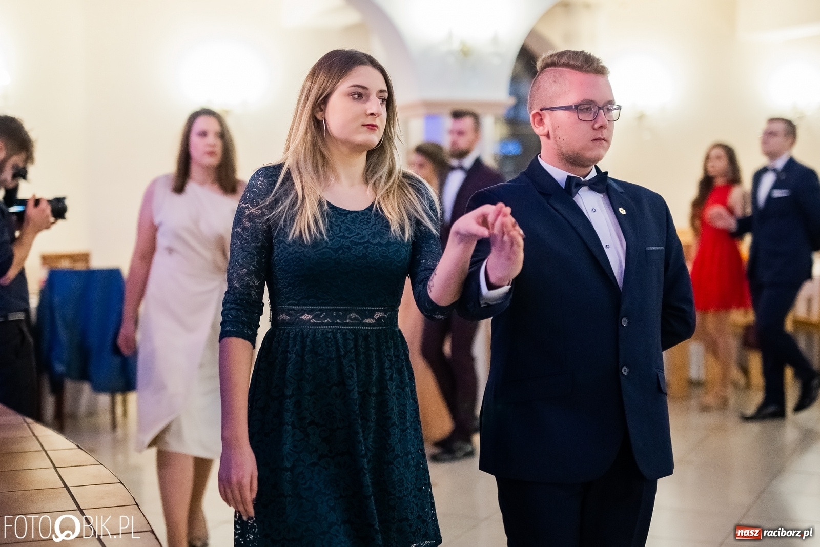 Zdjęcie w galerii na portalu naszraciborz.pl: Maturzyści z Mechanika wyszli do studniówkowego poloneza [FOTO i WIDEO] wiadomości z regionu