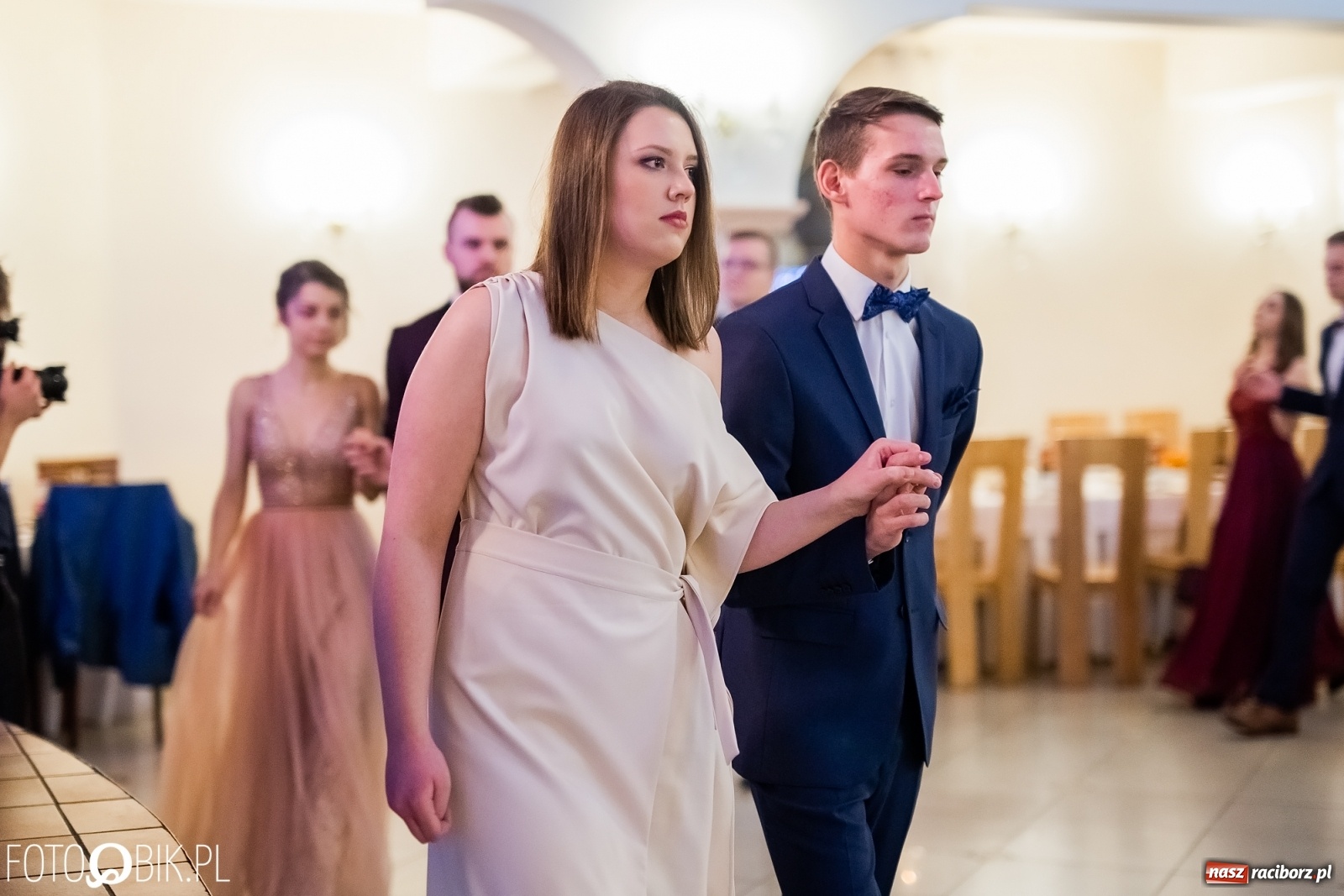 Zdjęcie w galerii na portalu naszraciborz.pl: Maturzyści z Mechanika wyszli do studniówkowego poloneza [FOTO i WIDEO] wiadomości z regionu