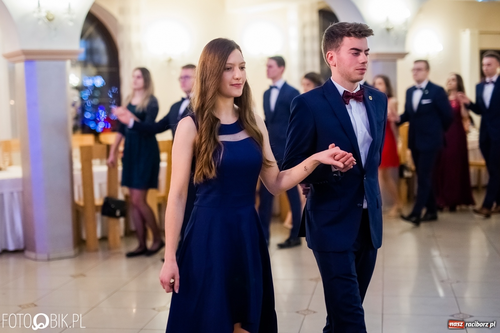 Zdjęcie w galerii na portalu naszraciborz.pl: Maturzyści z Mechanika wyszli do studniówkowego poloneza [FOTO i WIDEO] wiadomości z regionu