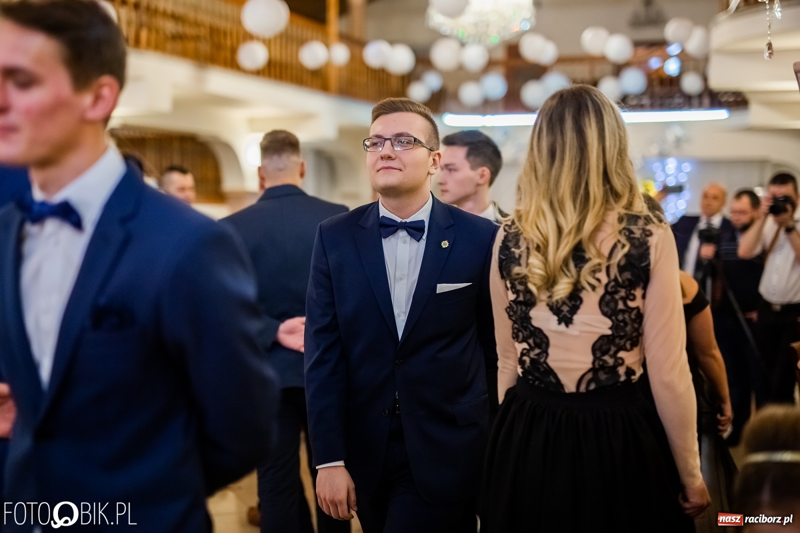 Zdjęcie w galerii na portalu naszraciborz.pl: Maturzyści z Mechanika wyszli do studniówkowego poloneza [FOTO i WIDEO] wiadomości z regionu