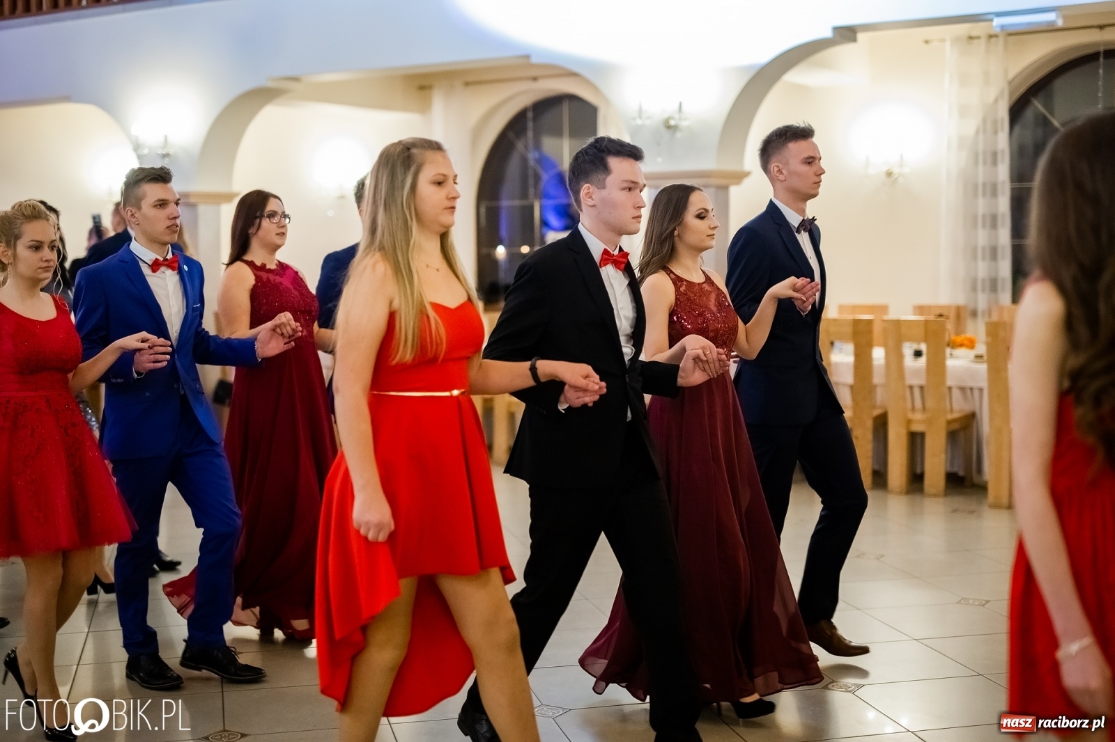 Zdjęcie w galerii na portalu naszraciborz.pl: Maturzyści z Mechanika wyszli do studniówkowego poloneza [FOTO i WIDEO] wiadomości z regionu