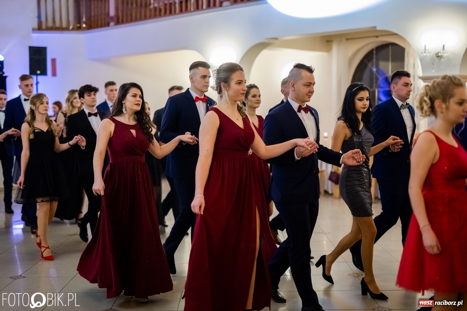 Zdjęcie w galerii na portalu naszraciborz.pl: Maturzyści z Mechanika wyszli do studniówkowego poloneza [FOTO i WIDEO] wiadomości z regionu