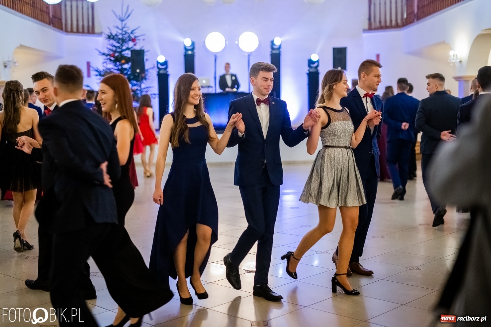 Zdjęcie w galerii na portalu naszraciborz.pl: Maturzyści z Mechanika wyszli do studniówkowego poloneza [FOTO i WIDEO] wiadomości z regionu