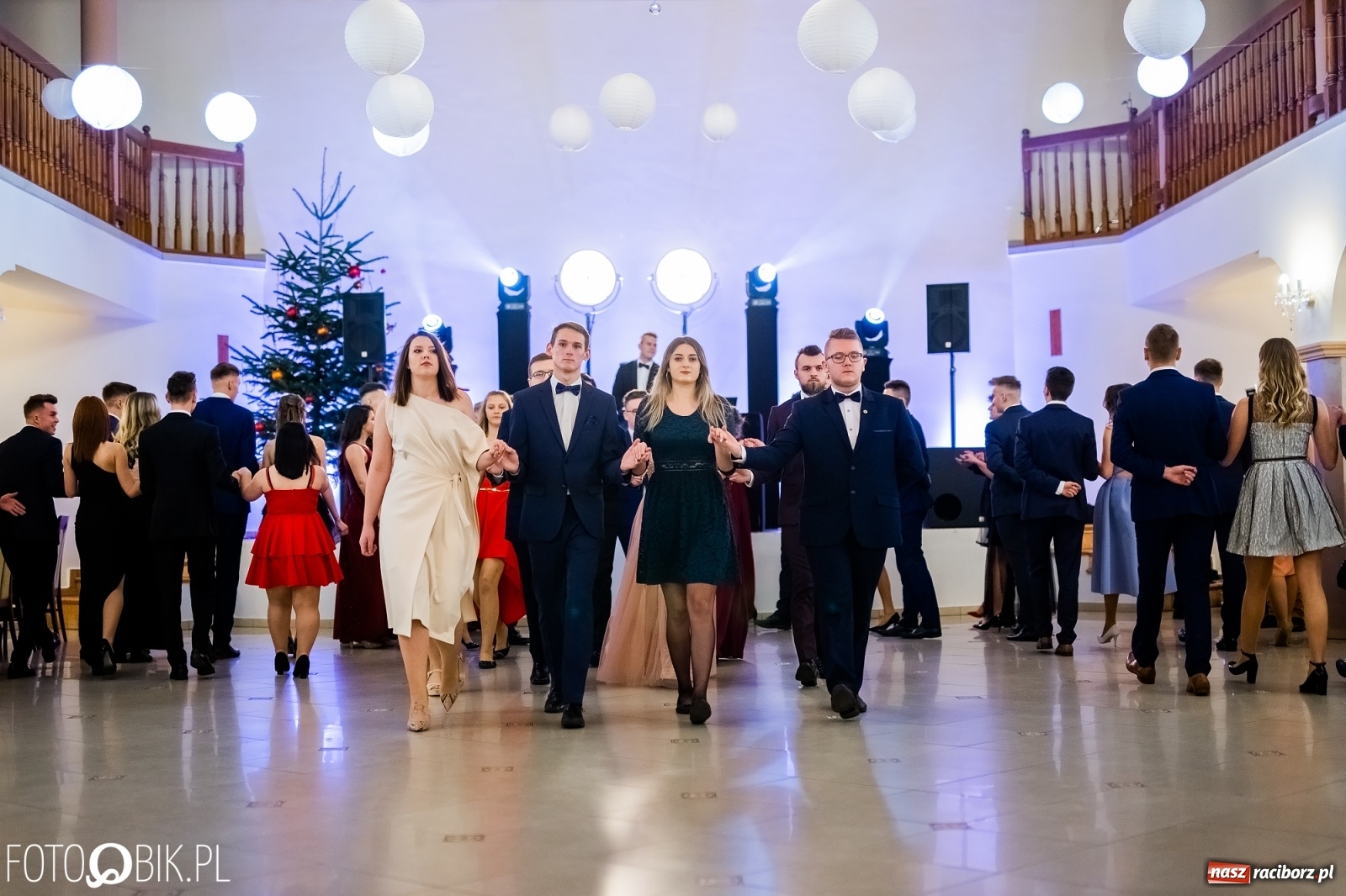 Zdjęcie w galerii na portalu naszraciborz.pl: Maturzyści z Mechanika wyszli do studniówkowego poloneza [FOTO i WIDEO] wiadomości z regionu