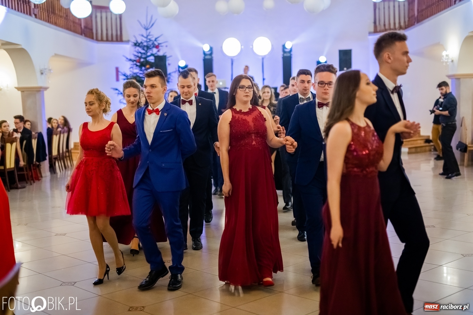 Zdjęcie w galerii na portalu naszraciborz.pl: Maturzyści z Mechanika wyszli do studniówkowego poloneza [FOTO i WIDEO] wiadomości z regionu