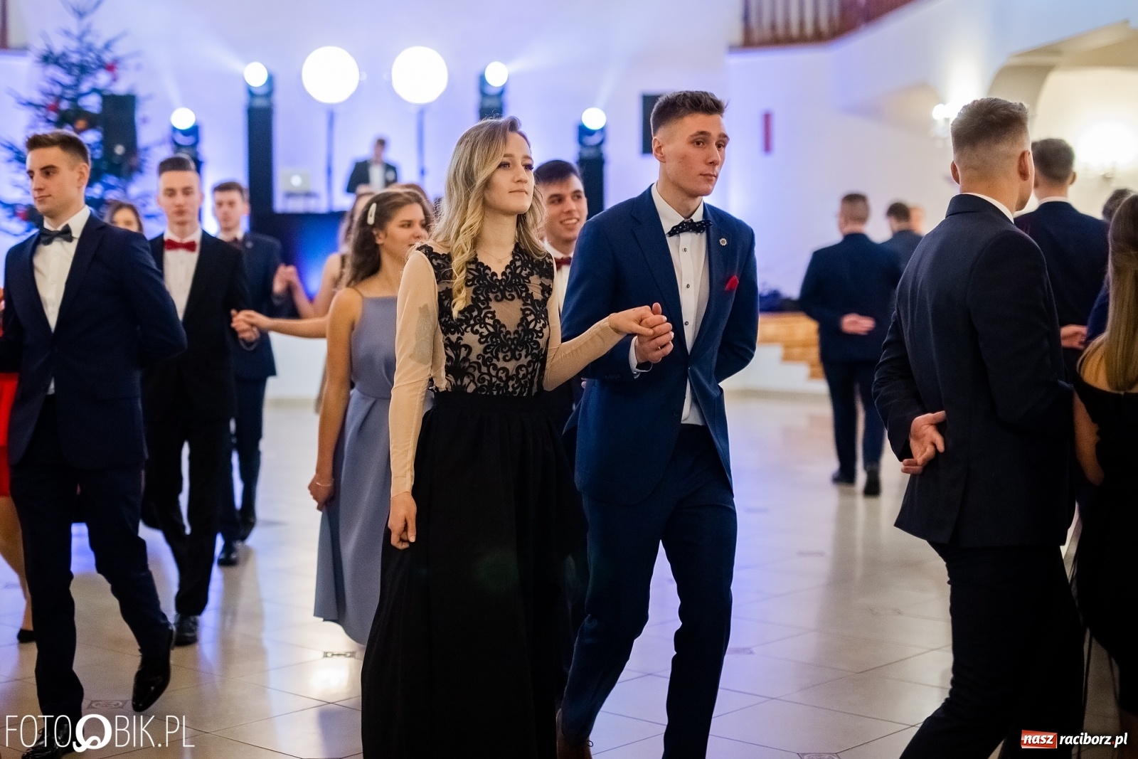 Zdjęcie w galerii na portalu naszraciborz.pl: Maturzyści z Mechanika wyszli do studniówkowego poloneza [FOTO i WIDEO] wiadomości z regionu