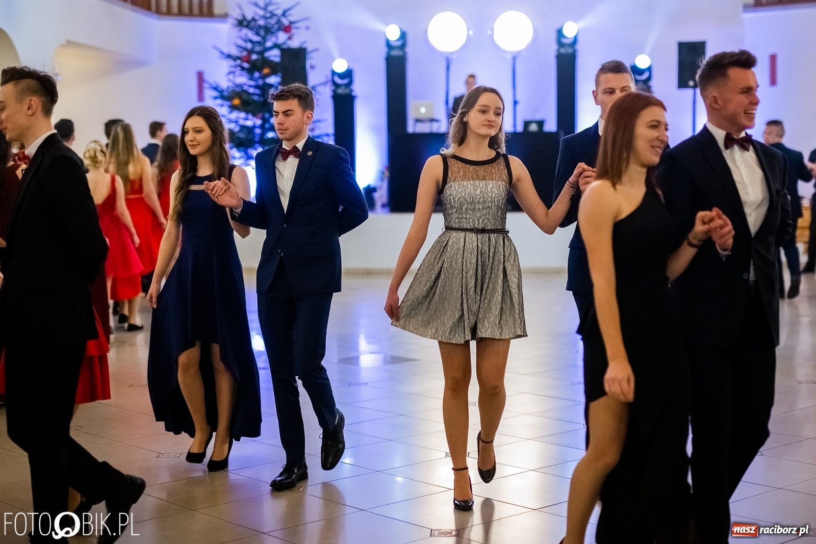 Zdjęcie w galerii na portalu naszraciborz.pl: Maturzyści z Mechanika wyszli do studniówkowego poloneza [FOTO i WIDEO] wiadomości z regionu