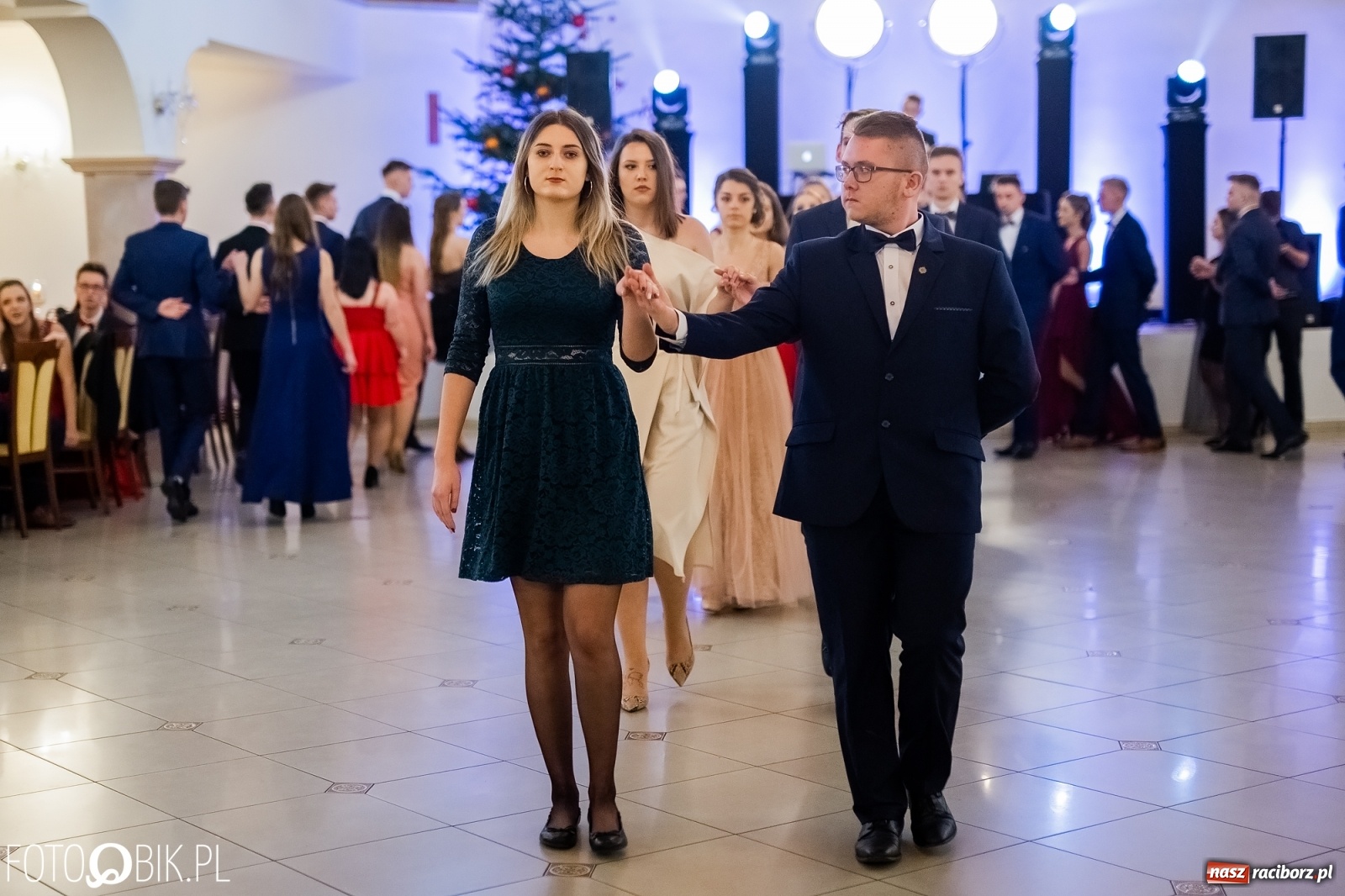 Zdjęcie w galerii na portalu naszraciborz.pl: Maturzyści z Mechanika wyszli do studniówkowego poloneza [FOTO i WIDEO] wiadomości z regionu