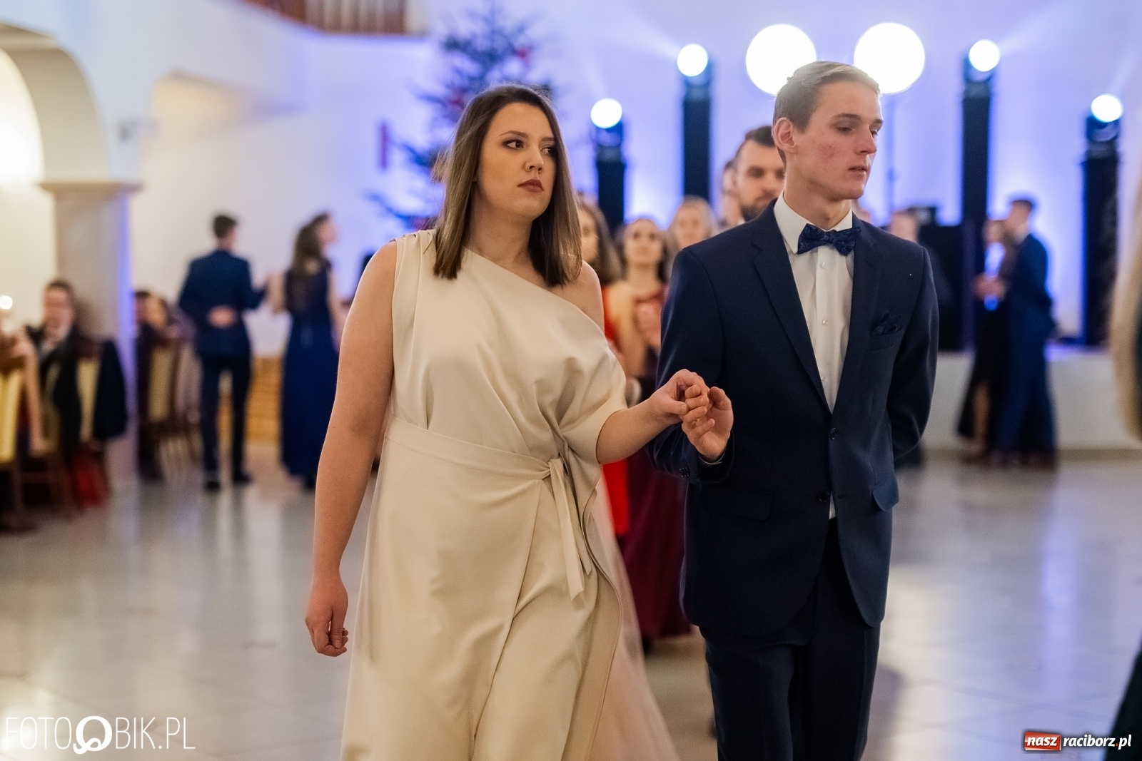 Zdjęcie w galerii na portalu naszraciborz.pl: Maturzyści z Mechanika wyszli do studniówkowego poloneza [FOTO i WIDEO] wiadomości z regionu