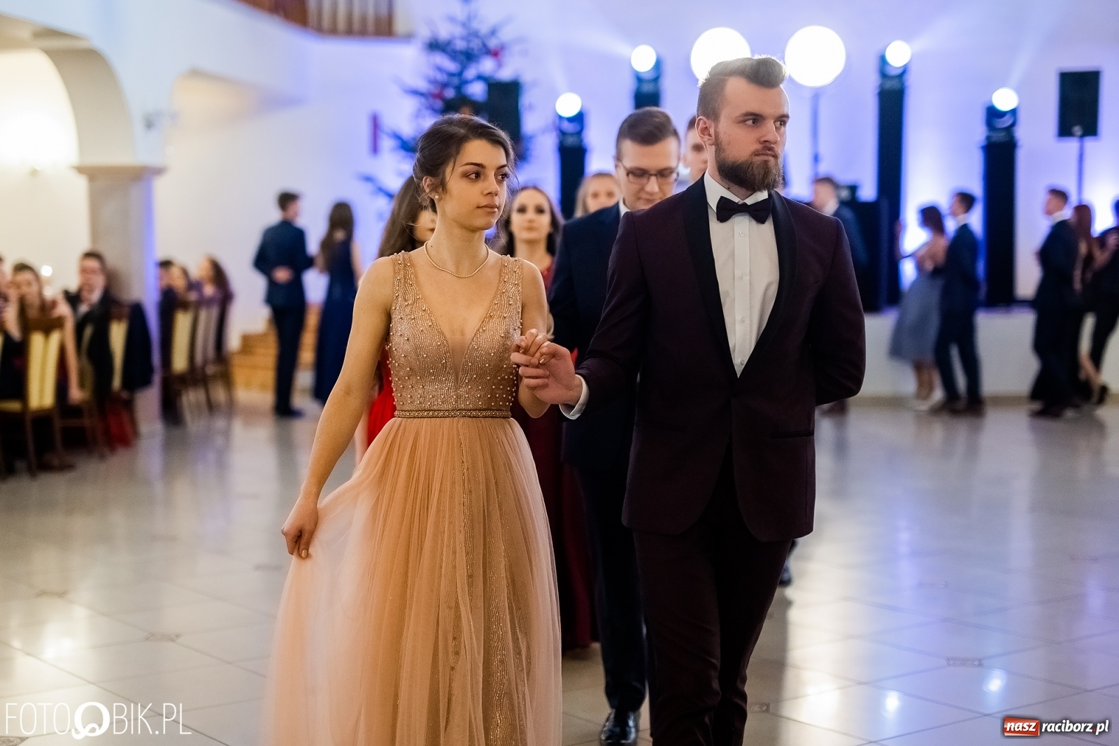 Zdjęcie w galerii na portalu naszraciborz.pl: Maturzyści z Mechanika wyszli do studniówkowego poloneza [FOTO i WIDEO] wiadomości z regionu