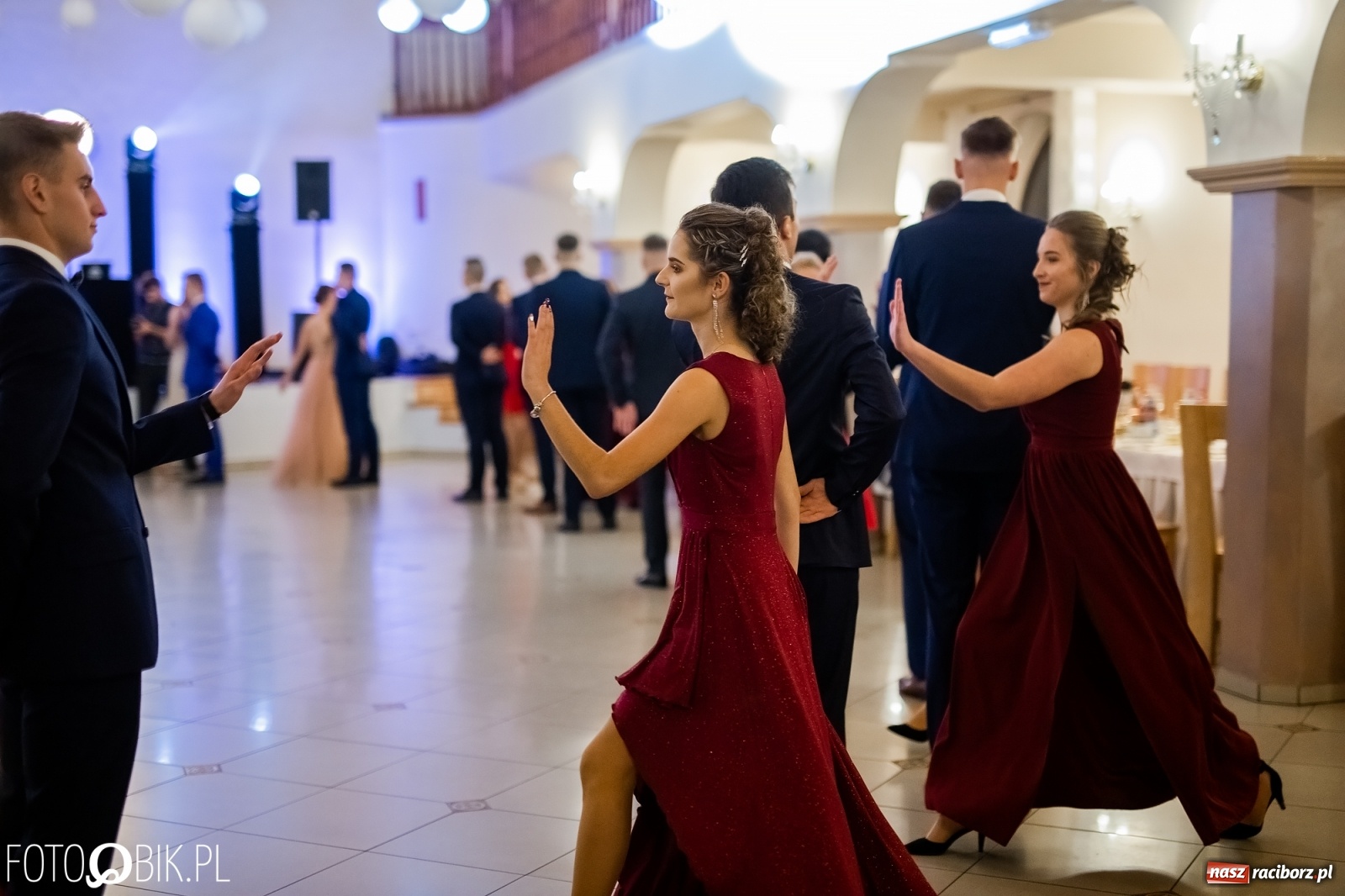 Zdjęcie w galerii na portalu naszraciborz.pl: Maturzyści z Mechanika wyszli do studniówkowego poloneza [FOTO i WIDEO] wiadomości z regionu