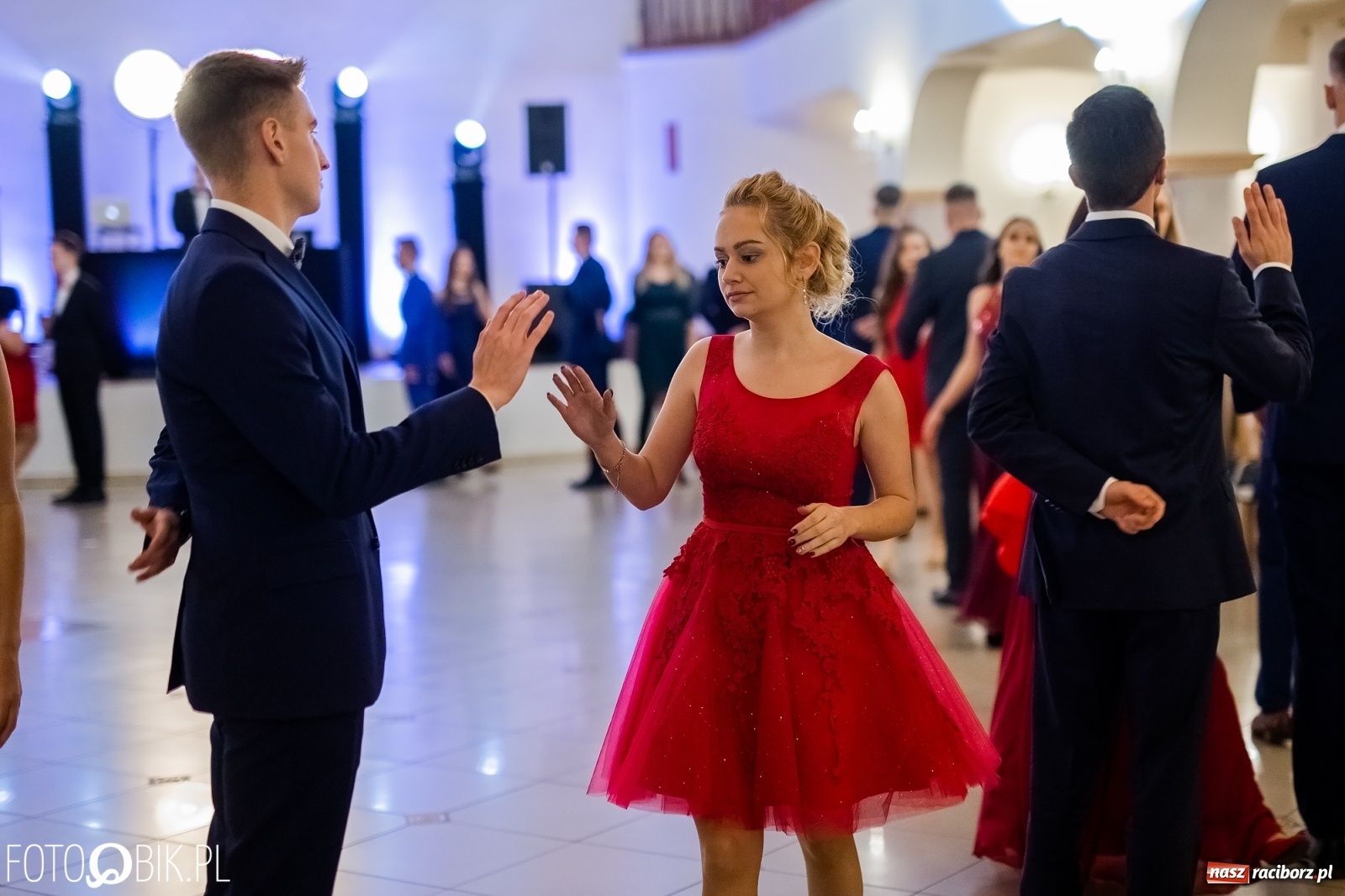 Zdjęcie w galerii na portalu naszraciborz.pl: Maturzyści z Mechanika wyszli do studniówkowego poloneza [FOTO i WIDEO] wiadomości z regionu