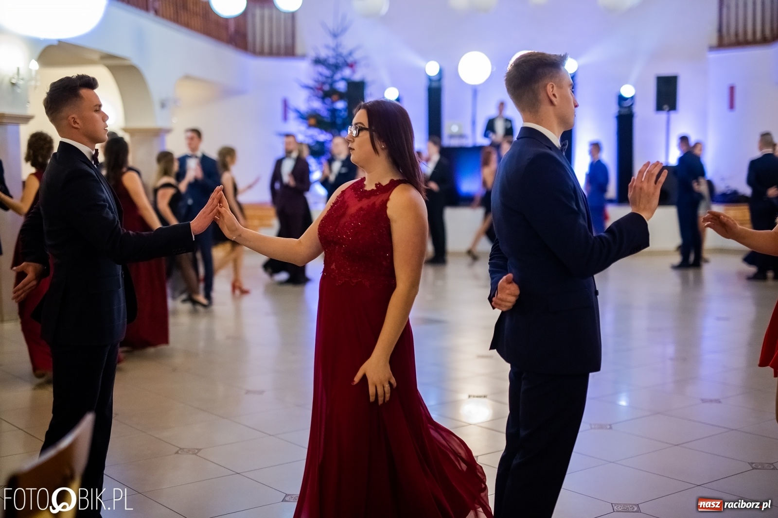 Zdjęcie w galerii na portalu naszraciborz.pl: Maturzyści z Mechanika wyszli do studniówkowego poloneza [FOTO i WIDEO] wiadomości z regionu