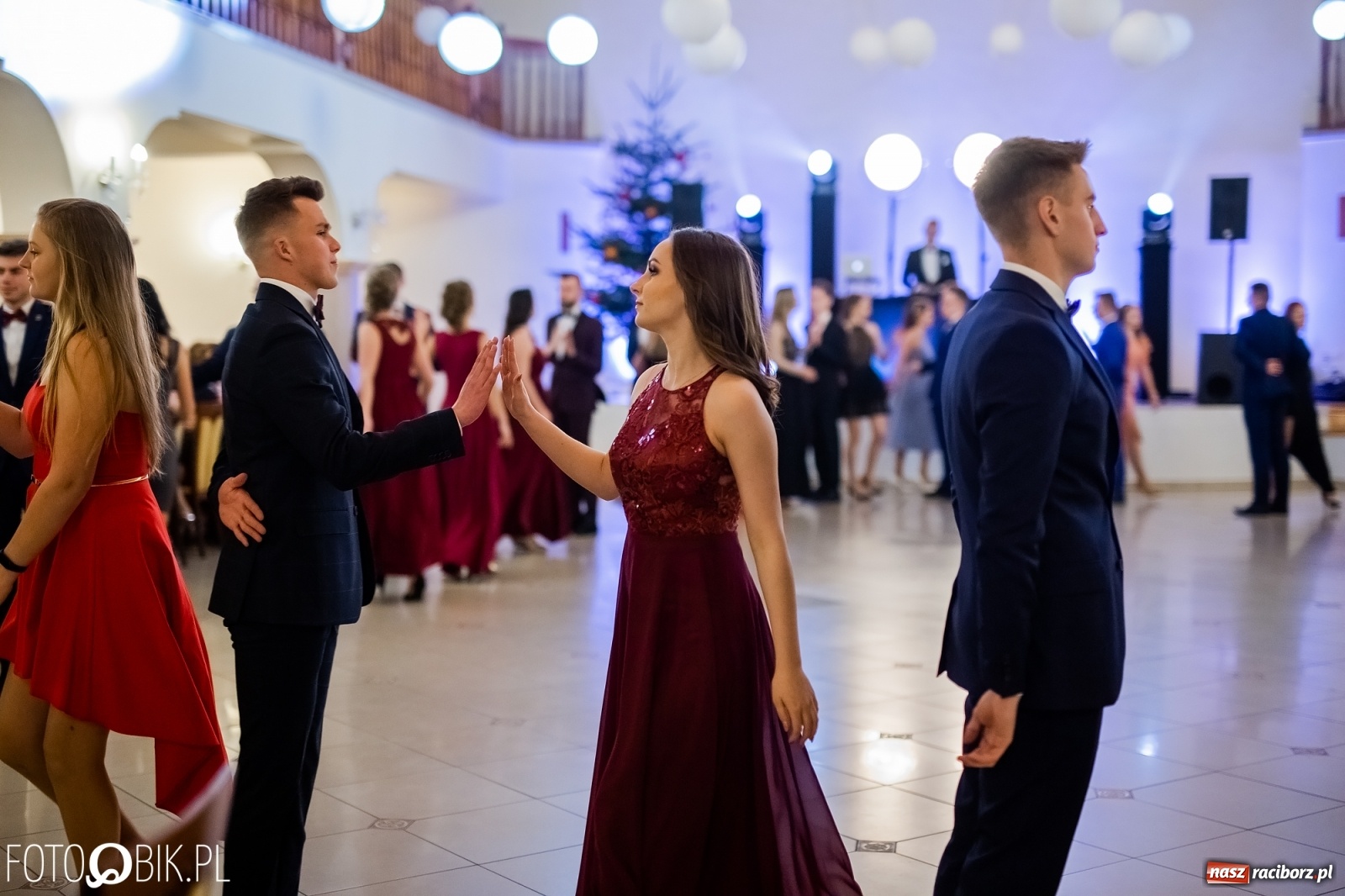 Zdjęcie w galerii na portalu naszraciborz.pl: Maturzyści z Mechanika wyszli do studniówkowego poloneza [FOTO i WIDEO] wiadomości z regionu