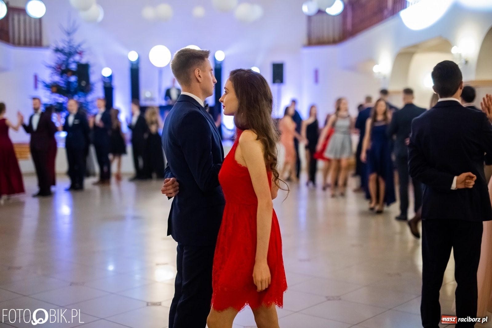 Zdjęcie w galerii na portalu naszraciborz.pl: Maturzyści z Mechanika wyszli do studniówkowego poloneza [FOTO i WIDEO] wiadomości z regionu