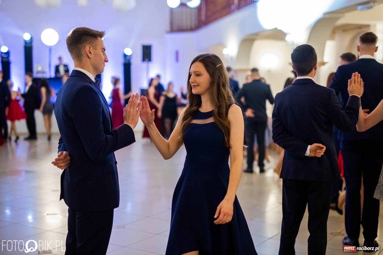 Zdjęcie w galerii na portalu naszraciborz.pl: Maturzyści z Mechanika wyszli do studniówkowego poloneza [FOTO i WIDEO] wiadomości z regionu