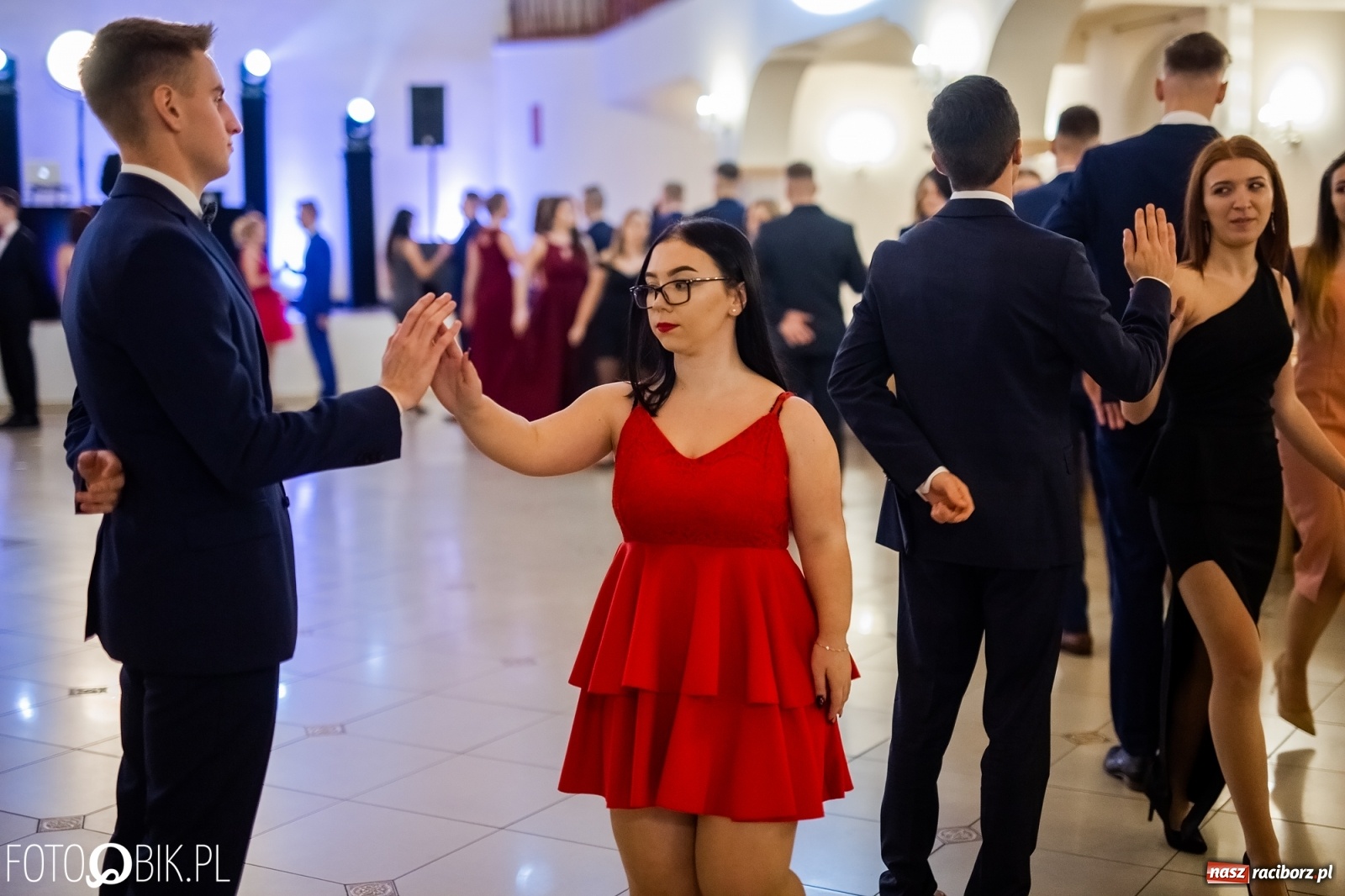 Zdjęcie w galerii na portalu naszraciborz.pl: Maturzyści z Mechanika wyszli do studniówkowego poloneza [FOTO i WIDEO] wiadomości z regionu