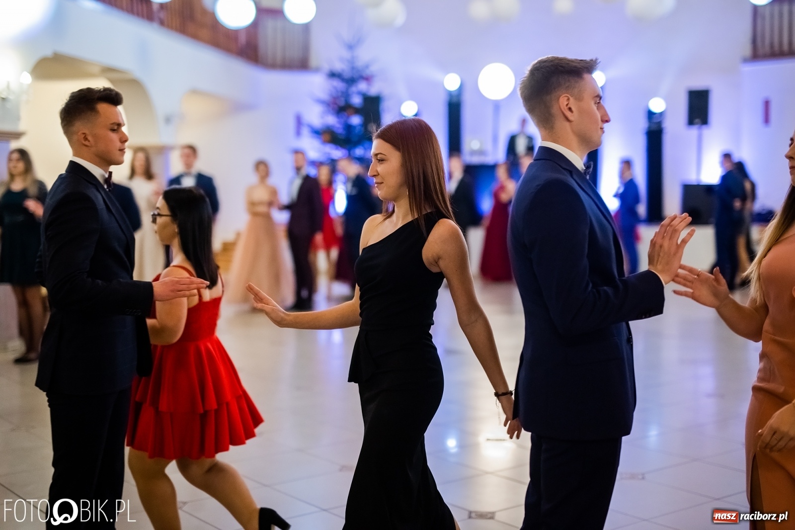 Zdjęcie w galerii na portalu naszraciborz.pl: Maturzyści z Mechanika wyszli do studniówkowego poloneza [FOTO i WIDEO] wiadomości z regionu