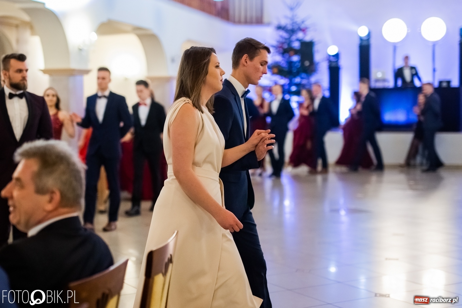 Zdjęcie w galerii na portalu naszraciborz.pl: Maturzyści z Mechanika wyszli do studniówkowego poloneza [FOTO i WIDEO] wiadomości z regionu