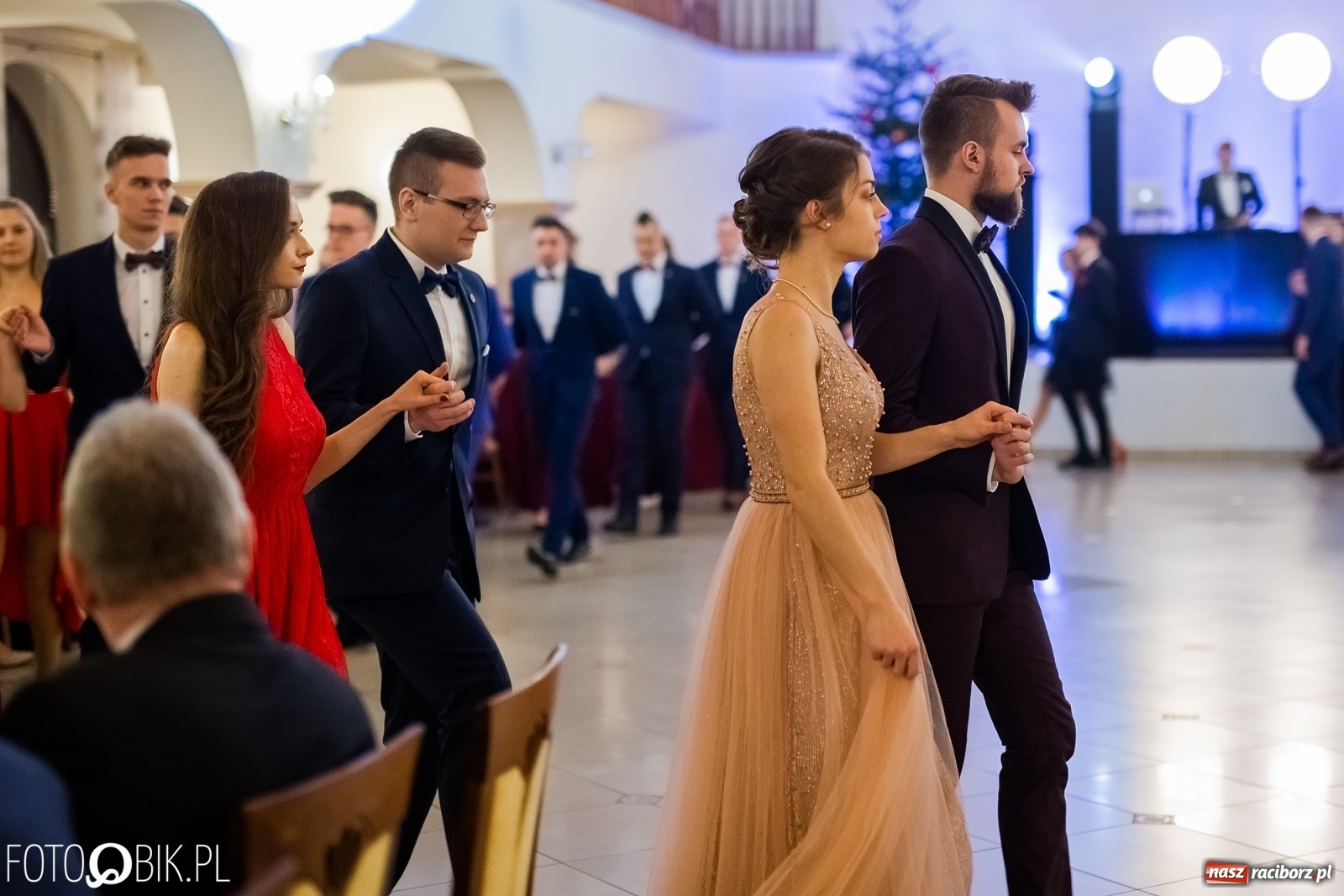 Zdjęcie w galerii na portalu naszraciborz.pl: Maturzyści z Mechanika wyszli do studniówkowego poloneza [FOTO i WIDEO] wiadomości z regionu