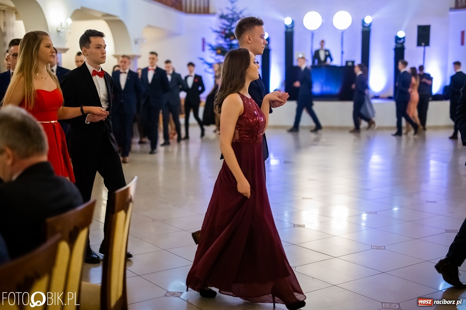 Zdjęcie w galerii na portalu naszraciborz.pl: Maturzyści z Mechanika wyszli do studniówkowego poloneza [FOTO i WIDEO] wiadomości z regionu