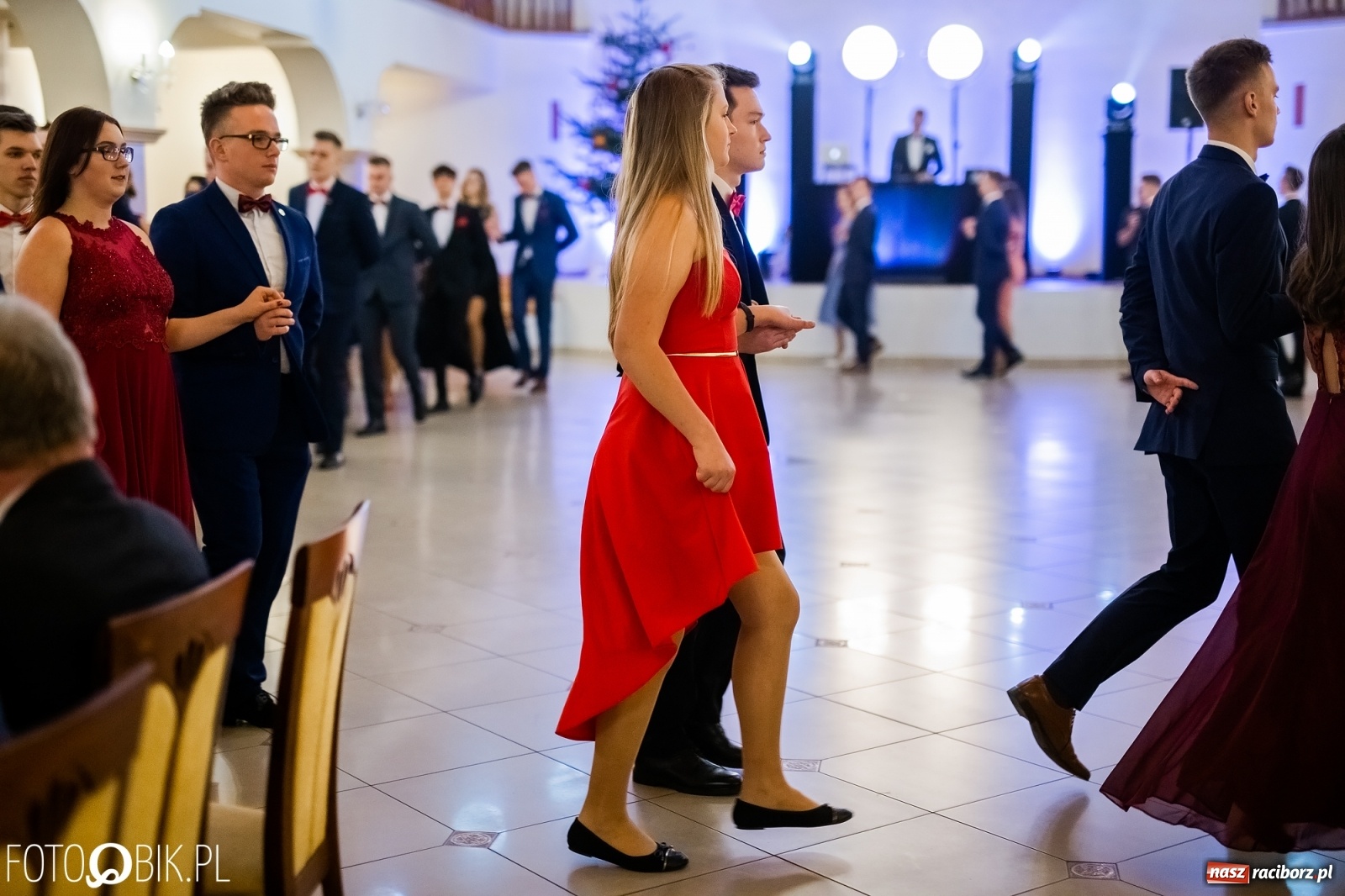 Zdjęcie w galerii na portalu naszraciborz.pl: Maturzyści z Mechanika wyszli do studniówkowego poloneza [FOTO i WIDEO] wiadomości z regionu