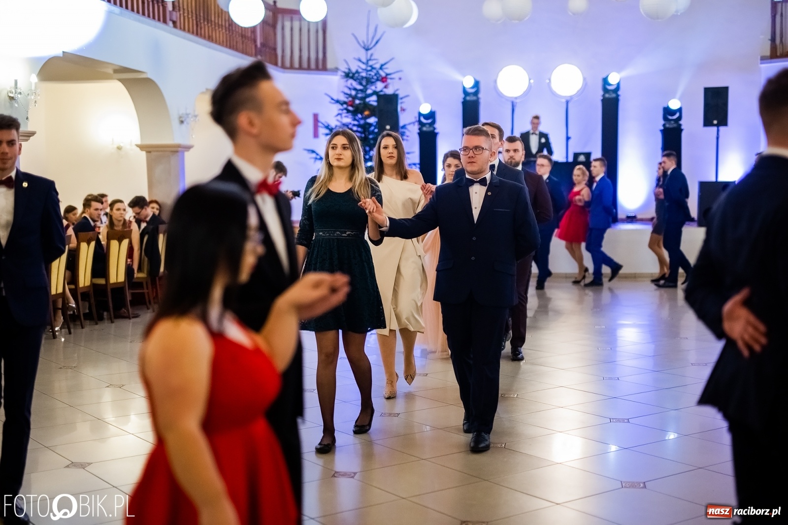 Zdjęcie w galerii na portalu naszraciborz.pl: Maturzyści z Mechanika wyszli do studniówkowego poloneza [FOTO i WIDEO] wiadomości z regionu