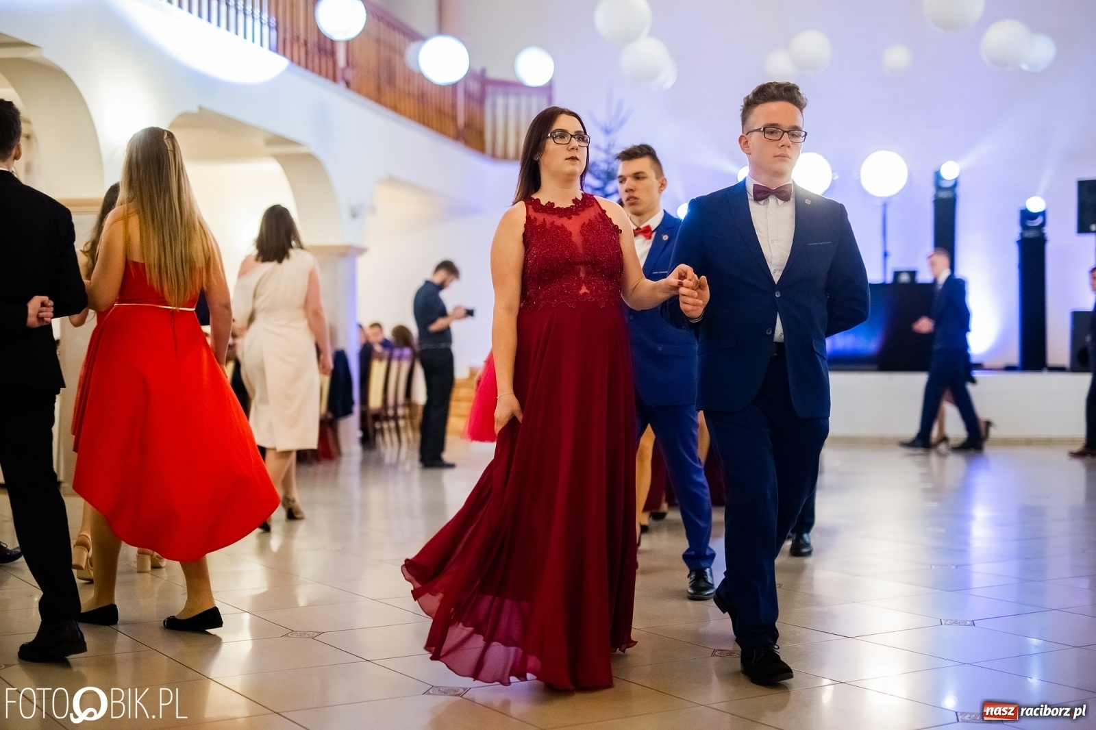 Zdjęcie w galerii na portalu naszraciborz.pl: Maturzyści z Mechanika wyszli do studniówkowego poloneza [FOTO i WIDEO] wiadomości z regionu