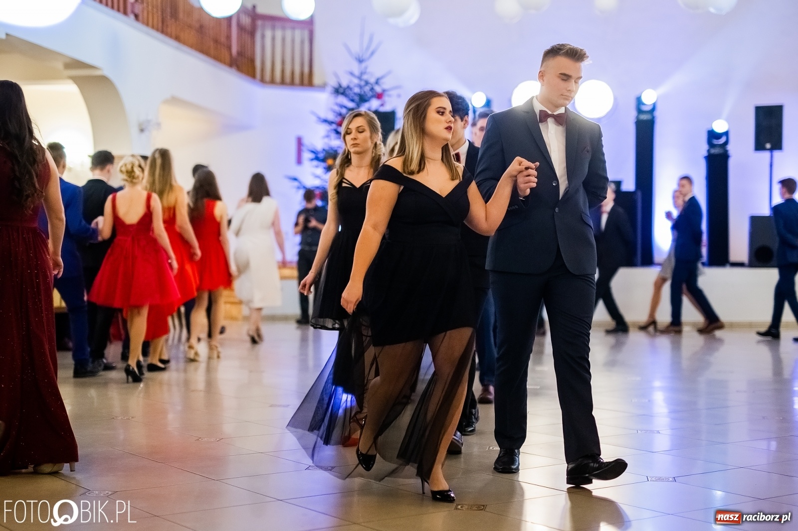 Zdjęcie w galerii na portalu naszraciborz.pl: Maturzyści z Mechanika wyszli do studniówkowego poloneza [FOTO i WIDEO] wiadomości z regionu