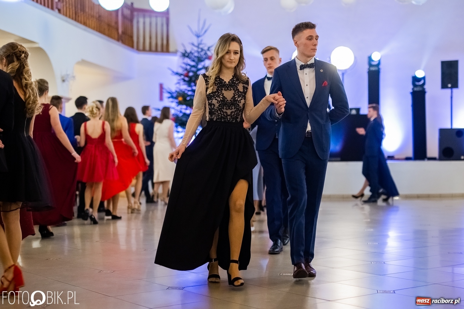 Zdjęcie w galerii na portalu naszraciborz.pl: Maturzyści z Mechanika wyszli do studniówkowego poloneza [FOTO i WIDEO] wiadomości z regionu