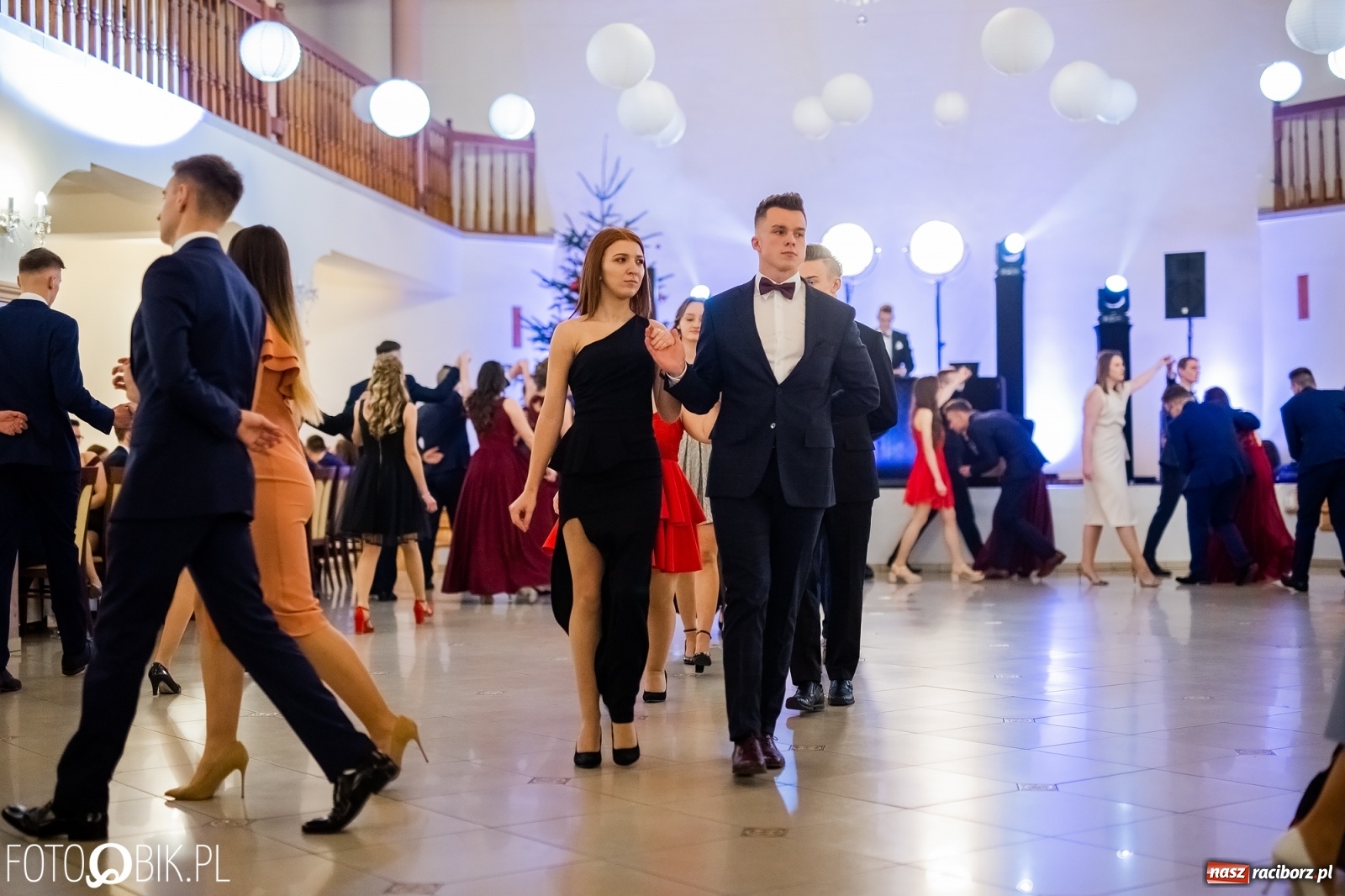 Zdjęcie w galerii na portalu naszraciborz.pl: Maturzyści z Mechanika wyszli do studniówkowego poloneza [FOTO i WIDEO] wiadomości z regionu