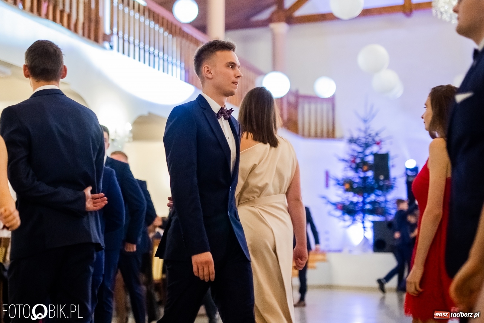 Zdjęcie w galerii na portalu naszraciborz.pl: Maturzyści z Mechanika wyszli do studniówkowego poloneza [FOTO i WIDEO] wiadomości z regionu