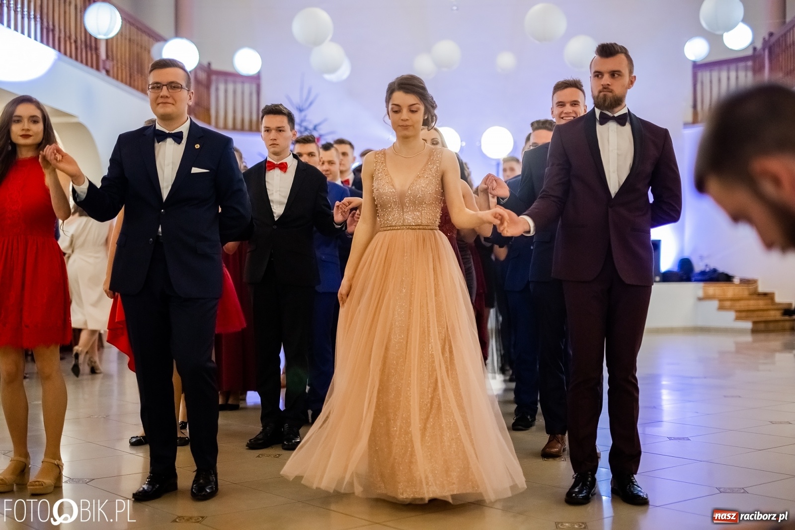 Zdjęcie w galerii na portalu naszraciborz.pl: Maturzyści z Mechanika wyszli do studniówkowego poloneza [FOTO i WIDEO] wiadomości z regionu