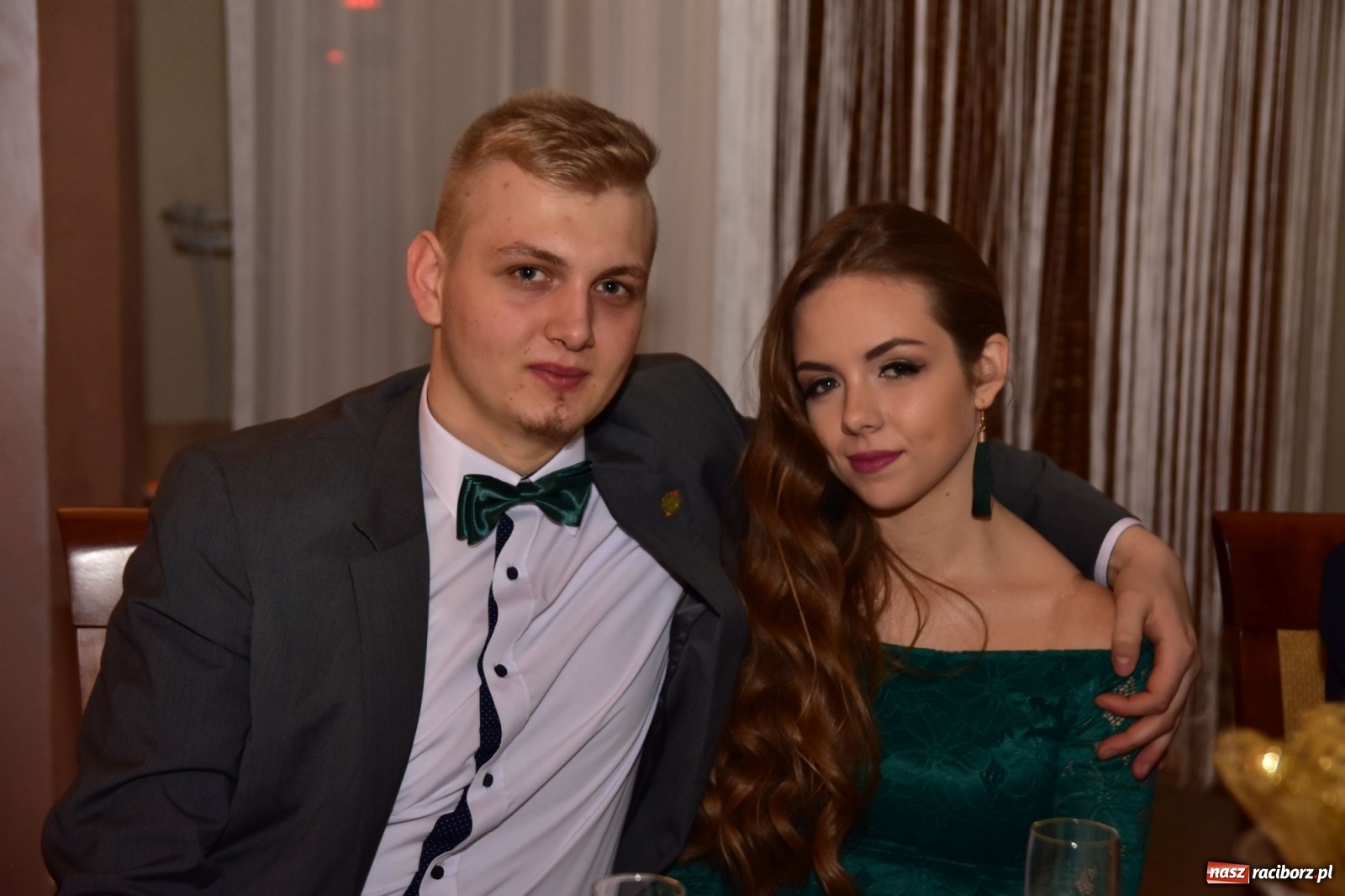 Zdjęcie w galerii na portalu naszraciborz.pl: Maturzyści z Mechanika wyszli do studniówkowego poloneza [FOTO i WIDEO] wiadomości z regionu