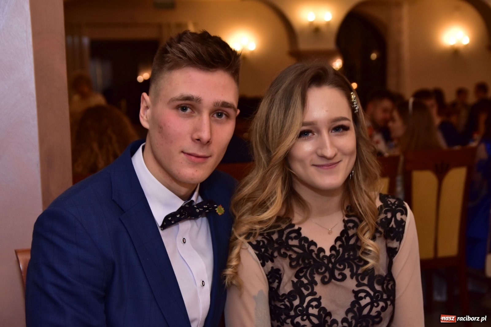 Zdjęcie w galerii na portalu naszraciborz.pl: Maturzyści z Mechanika wyszli do studniówkowego poloneza [FOTO i WIDEO] wiadomości z regionu