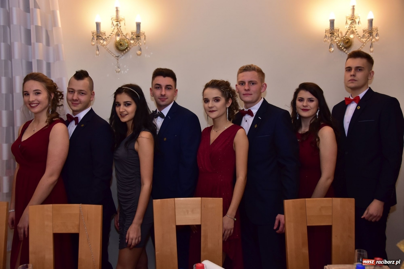 Zdjęcie w galerii na portalu naszraciborz.pl: Maturzyści z Mechanika wyszli do studniówkowego poloneza [FOTO i WIDEO] wiadomości z regionu