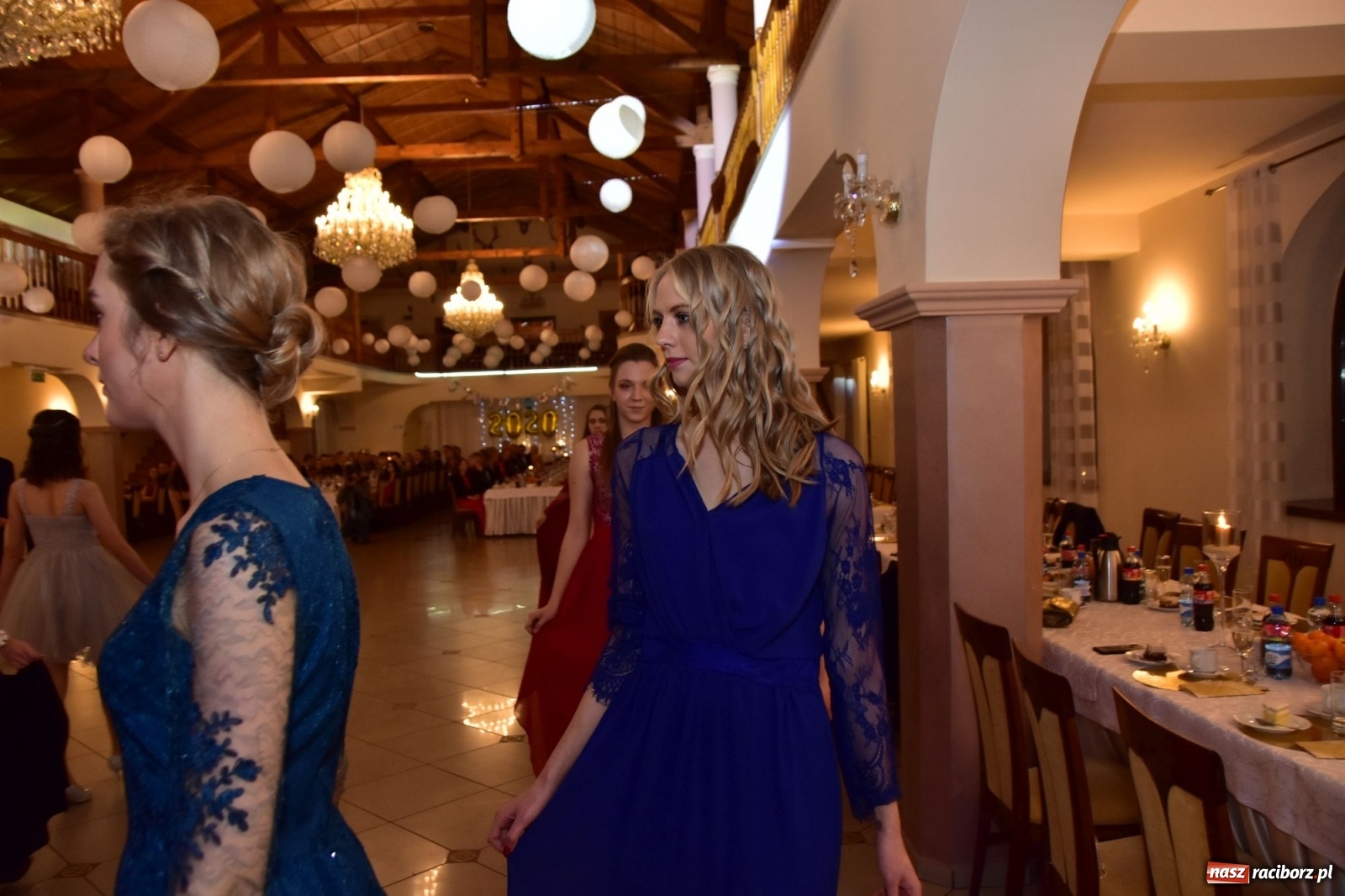 Zdjęcie w galerii na portalu naszraciborz.pl: Maturzyści z Mechanika wyszli do studniówkowego poloneza [FOTO i WIDEO] wiadomości z regionu