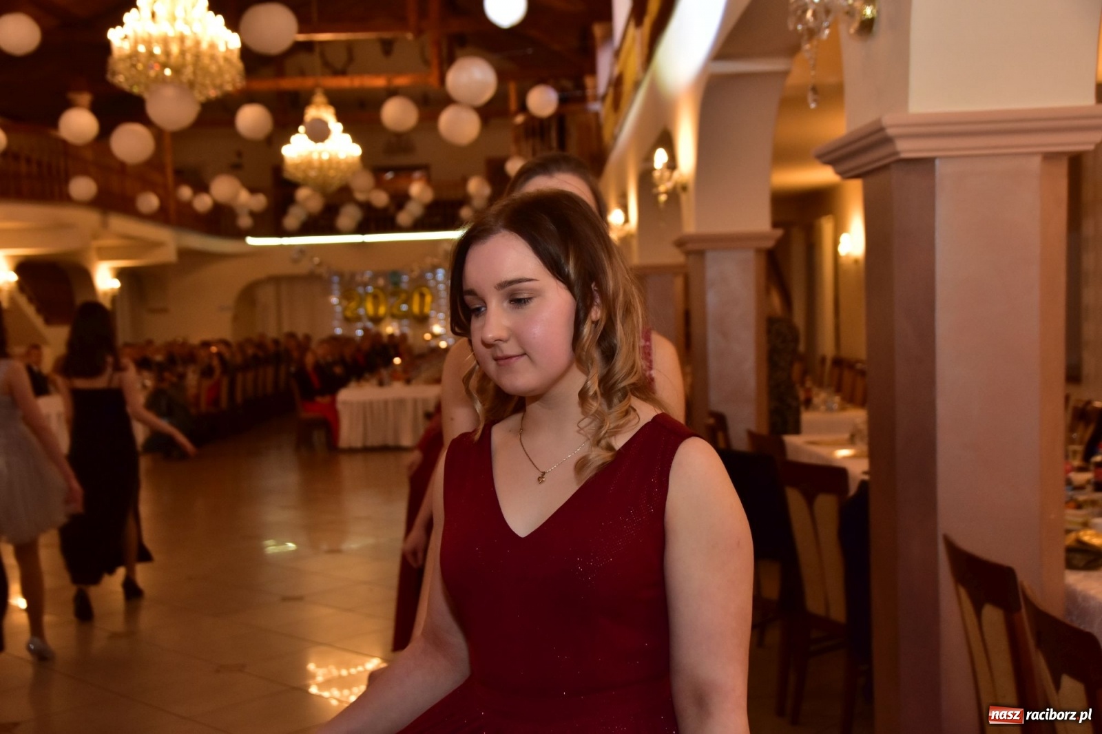 Zdjęcie w galerii na portalu naszraciborz.pl: Maturzyści z Mechanika wyszli do studniówkowego poloneza [FOTO i WIDEO] wiadomości z regionu