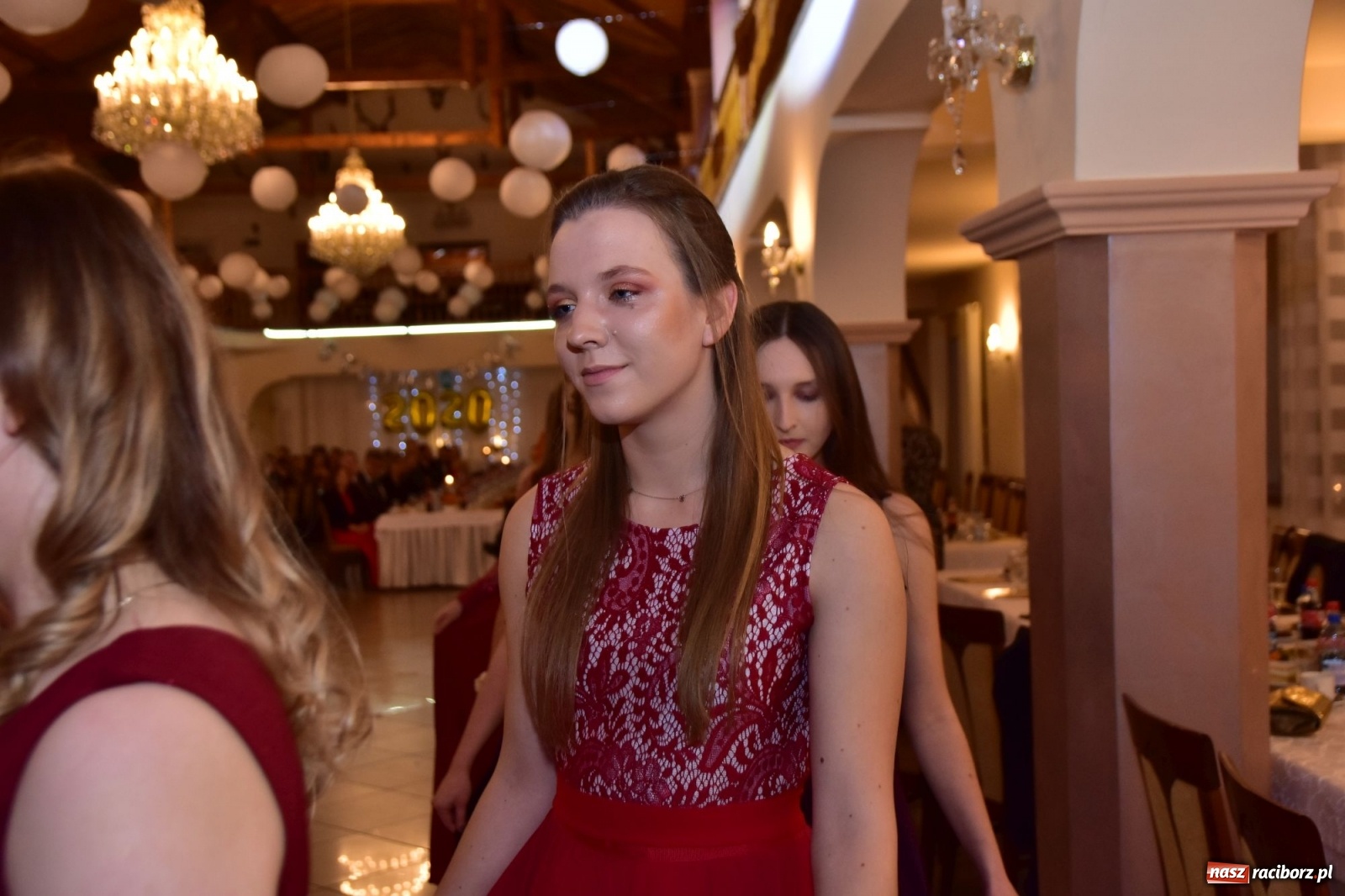 Zdjęcie w galerii na portalu naszraciborz.pl: Maturzyści z Mechanika wyszli do studniówkowego poloneza [FOTO i WIDEO] wiadomości z regionu