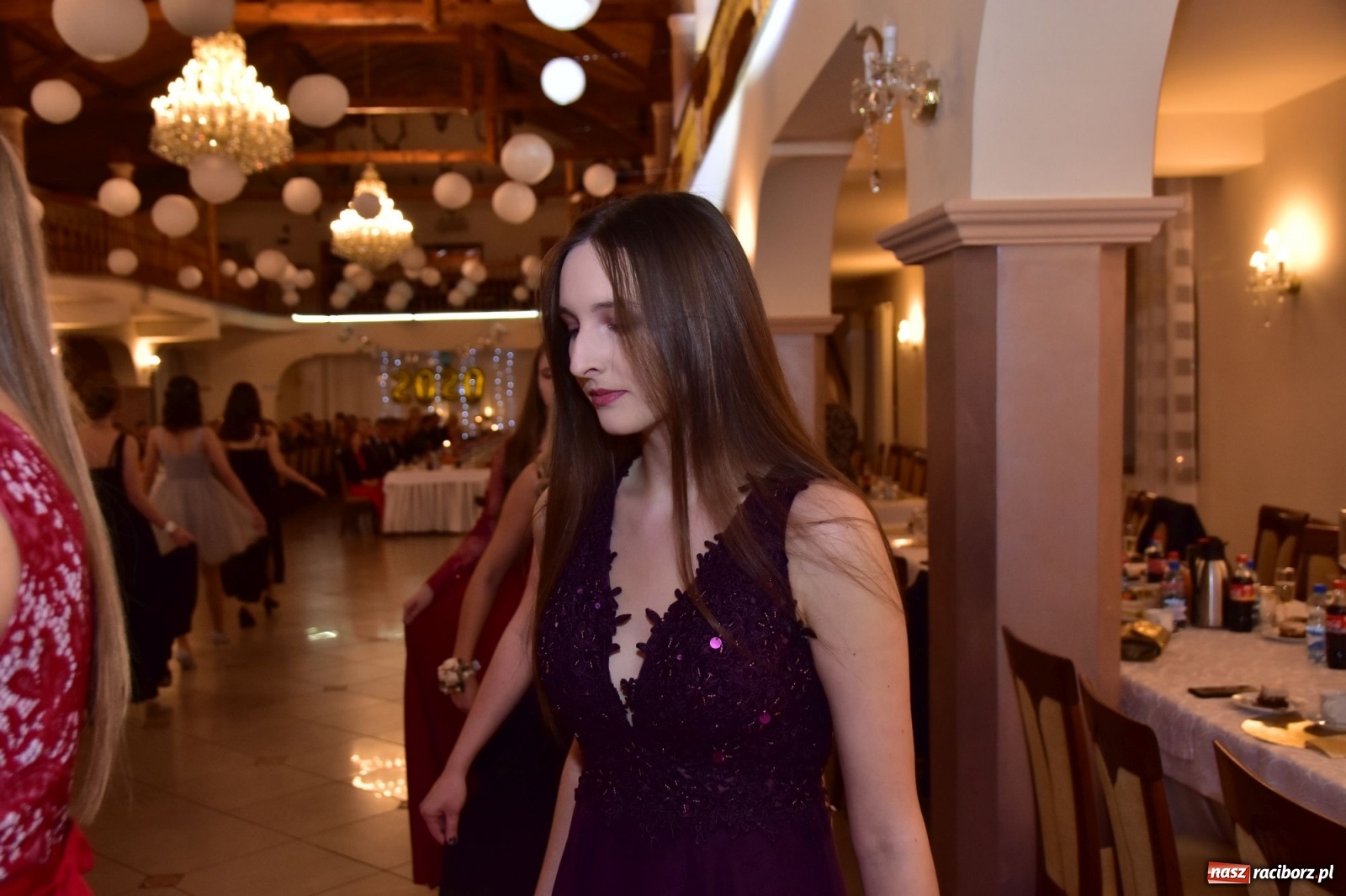 Zdjęcie w galerii na portalu naszraciborz.pl: Maturzyści z Mechanika wyszli do studniówkowego poloneza [FOTO i WIDEO] wiadomości z regionu