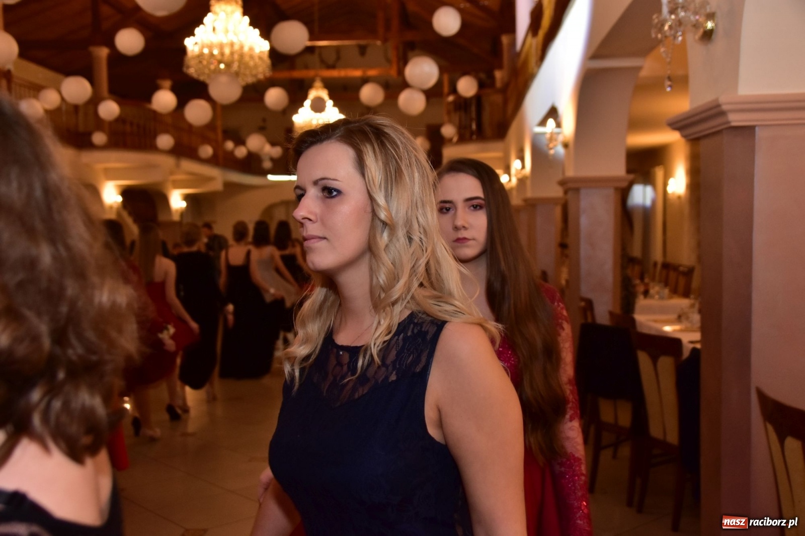 Zdjęcie w galerii na portalu naszraciborz.pl: Maturzyści z Mechanika wyszli do studniówkowego poloneza [FOTO i WIDEO] wiadomości z regionu