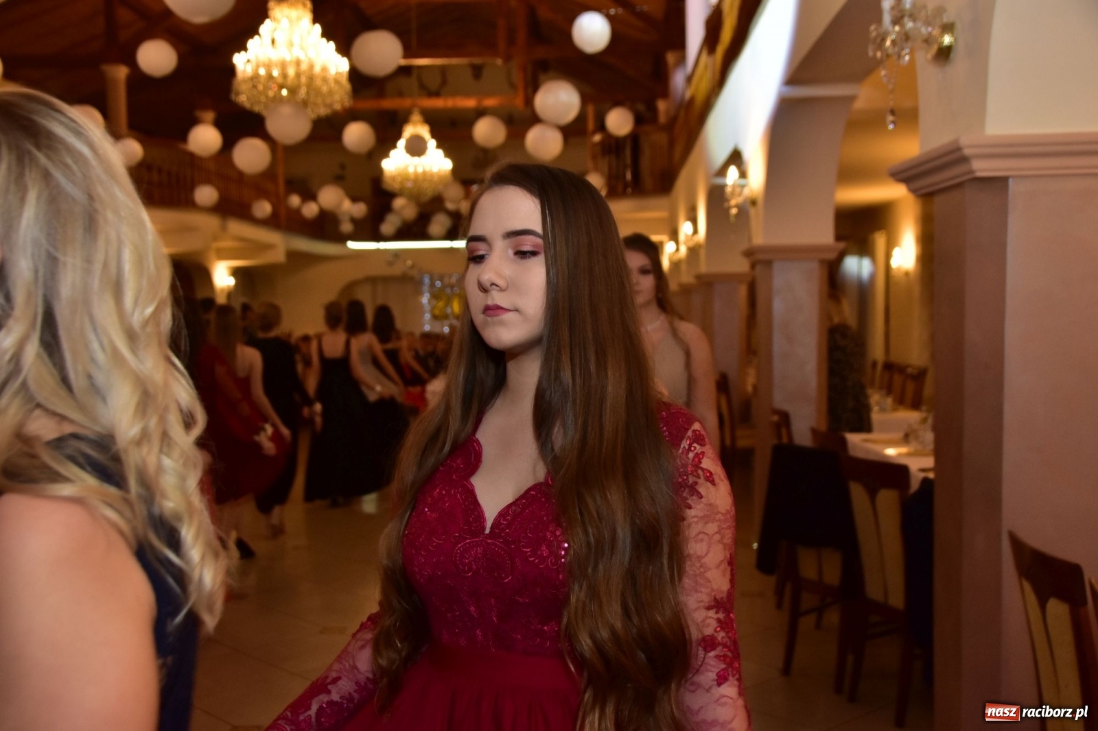 Zdjęcie w galerii na portalu naszraciborz.pl: Maturzyści z Mechanika wyszli do studniówkowego poloneza [FOTO i WIDEO] wiadomości z regionu