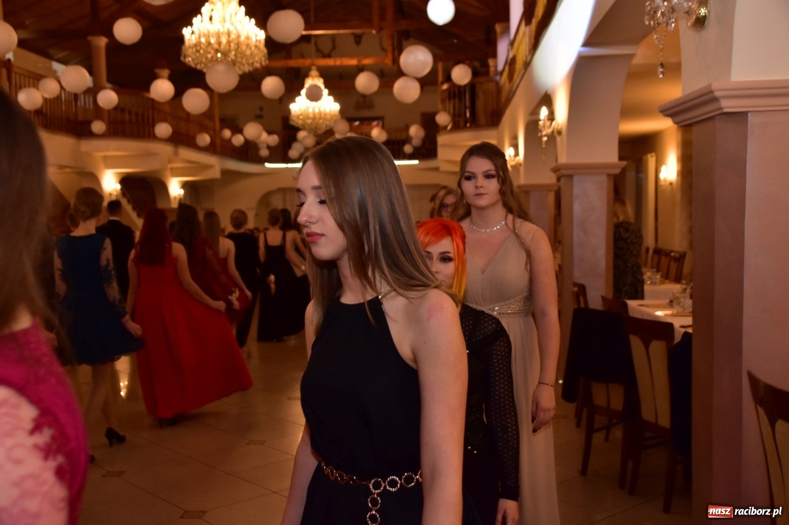 Zdjęcie w galerii na portalu naszraciborz.pl: Maturzyści z Mechanika wyszli do studniówkowego poloneza [FOTO i WIDEO] wiadomości z regionu