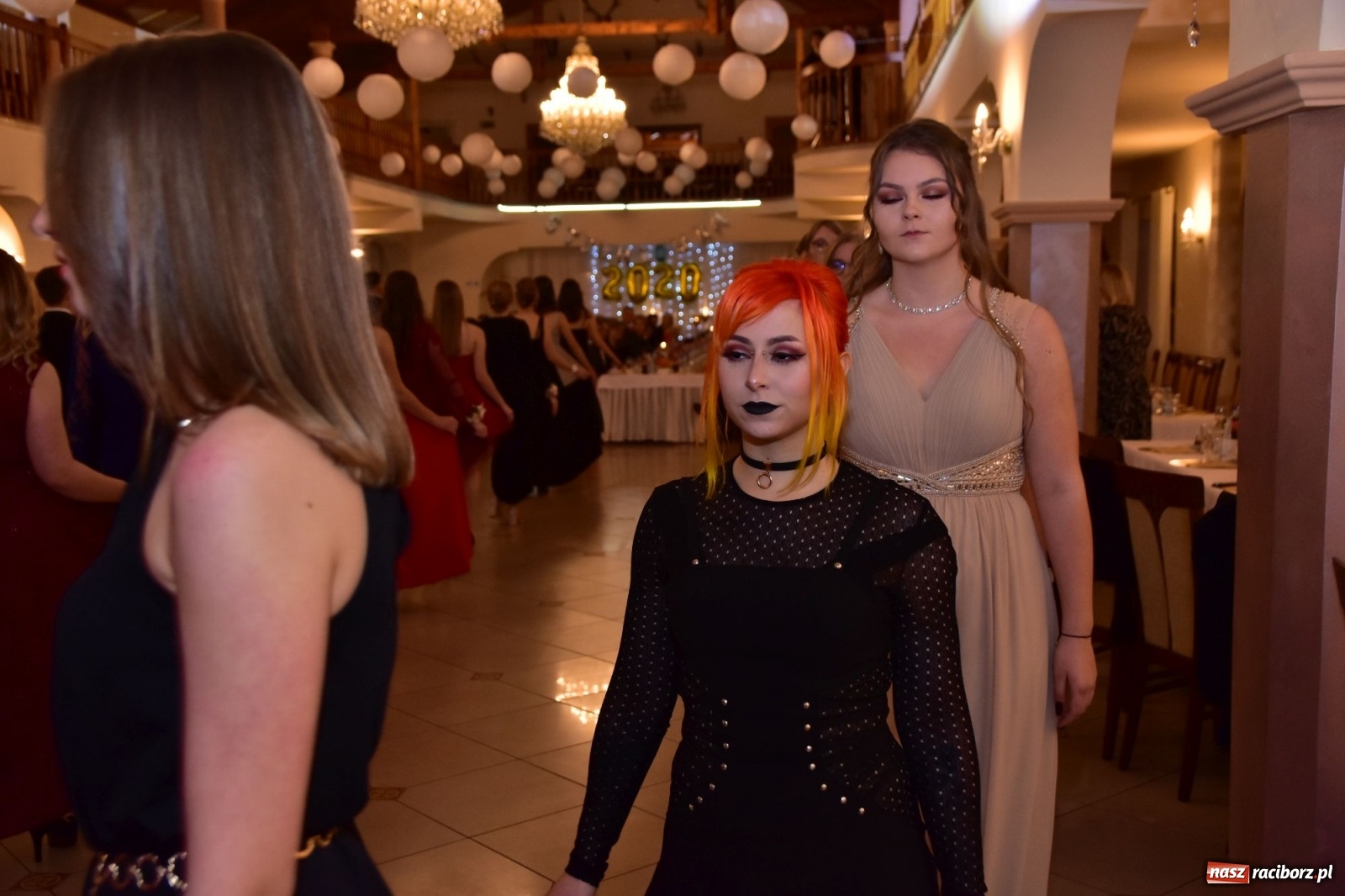 Zdjęcie w galerii na portalu naszraciborz.pl: Maturzyści z Mechanika wyszli do studniówkowego poloneza [FOTO i WIDEO] wiadomości z regionu